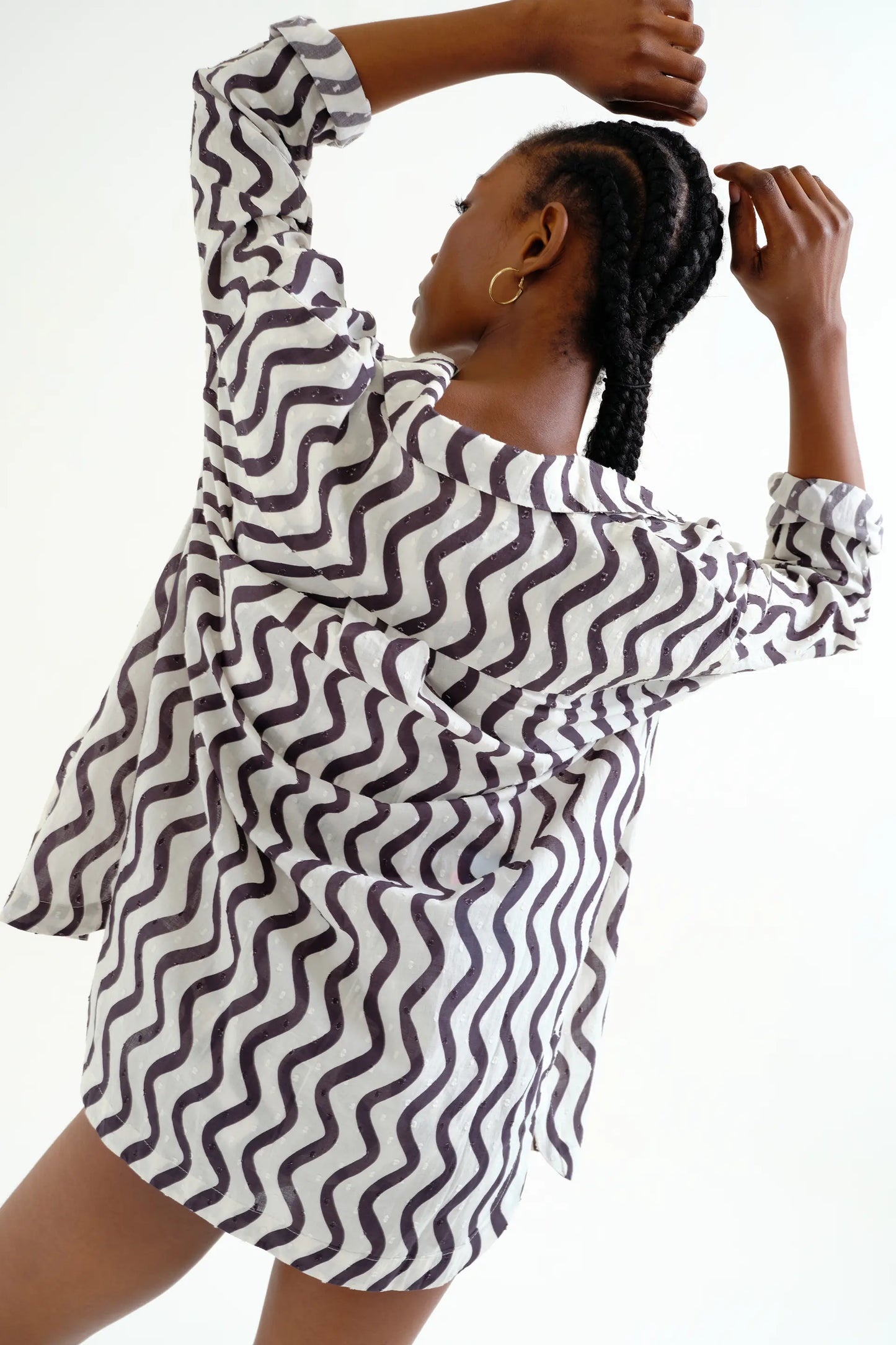 T-shirt con stampa a onde in bianco e nero