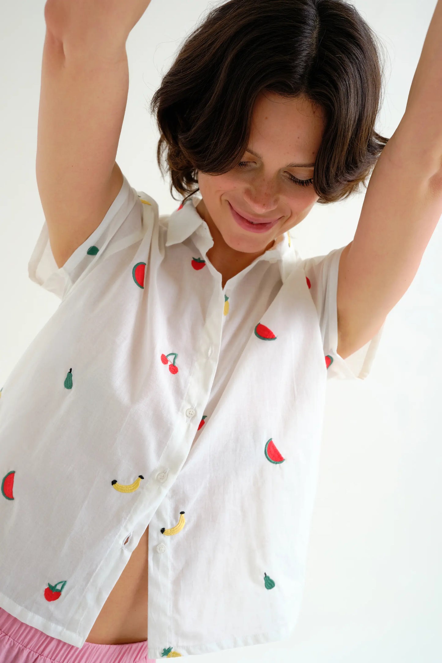 Camicia bianca, 100% cotone, con ricamo macedonia di frutta