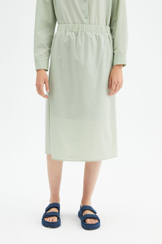 Falda midi elástica en tejido técnico verde