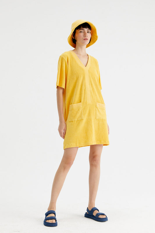 Vestido corto en tejido toalla amarillo