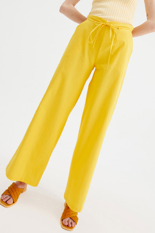 Pantalón recto de tiro alto con cinturón amarillo