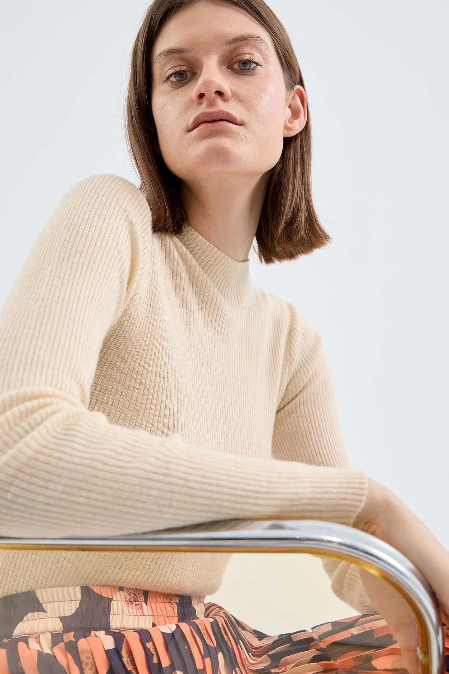 Ribbed knit sweater with off-white Perkins collar