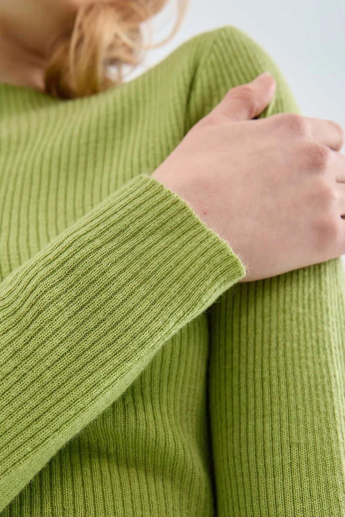 Ribbed knit sweater with green Perkins collar