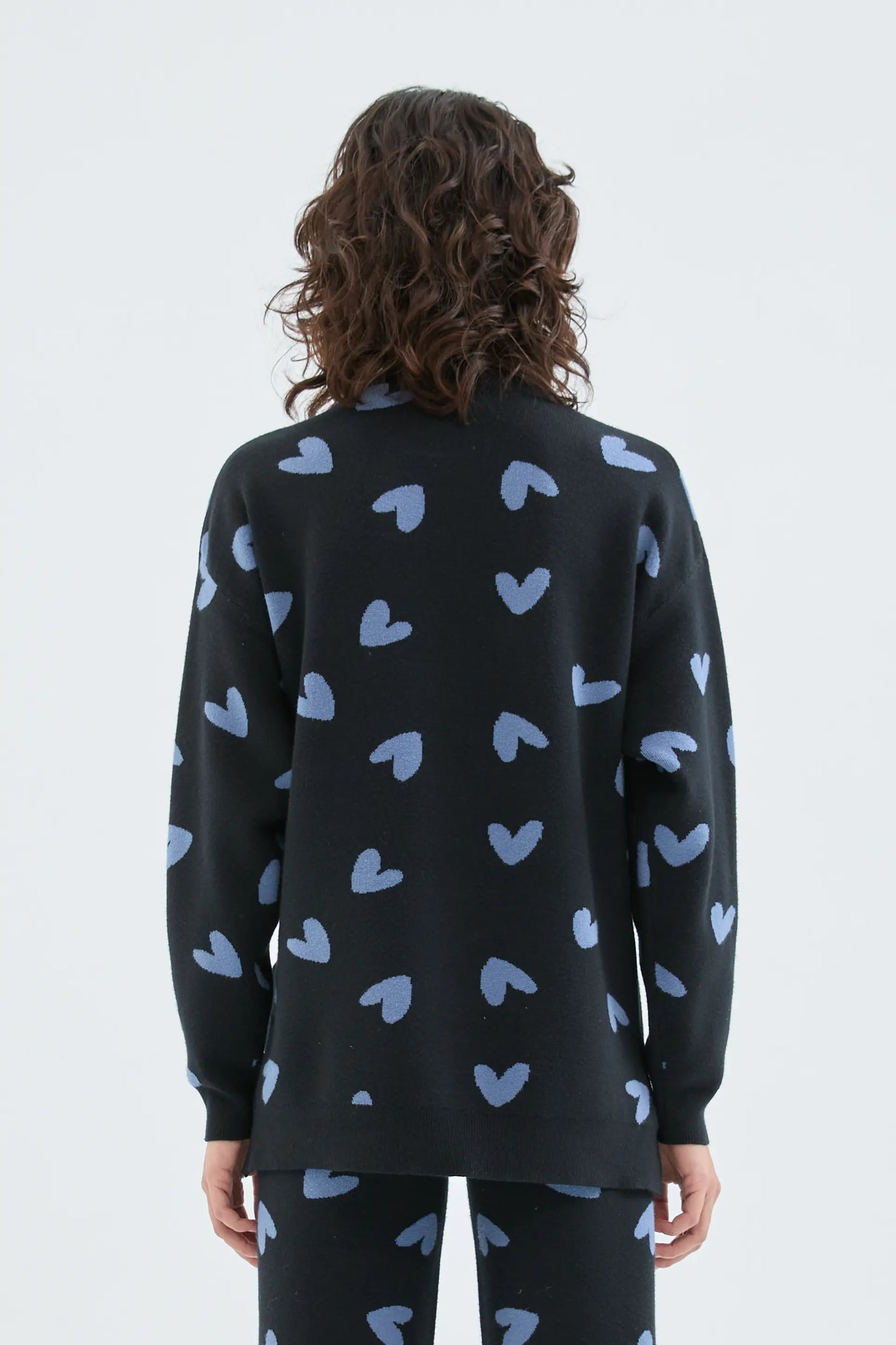 Knitted sweater with heart print