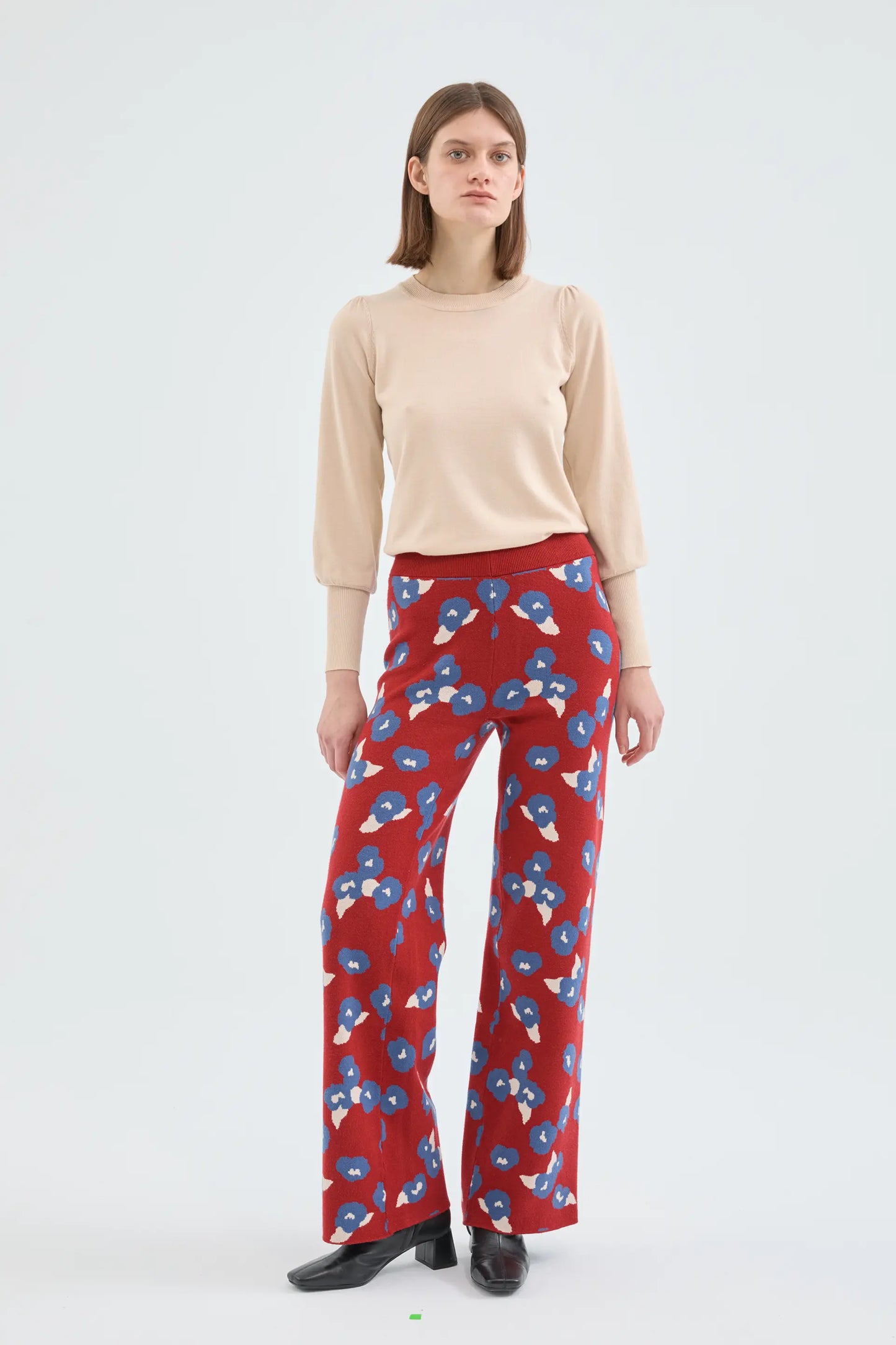 Pantalón largo recto de punto con estampado floral rojo
