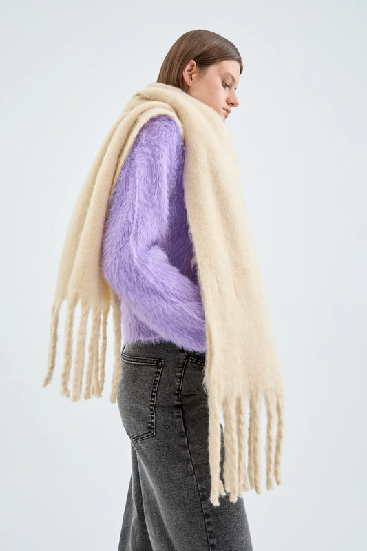 Knitted scarf with off-white fringes