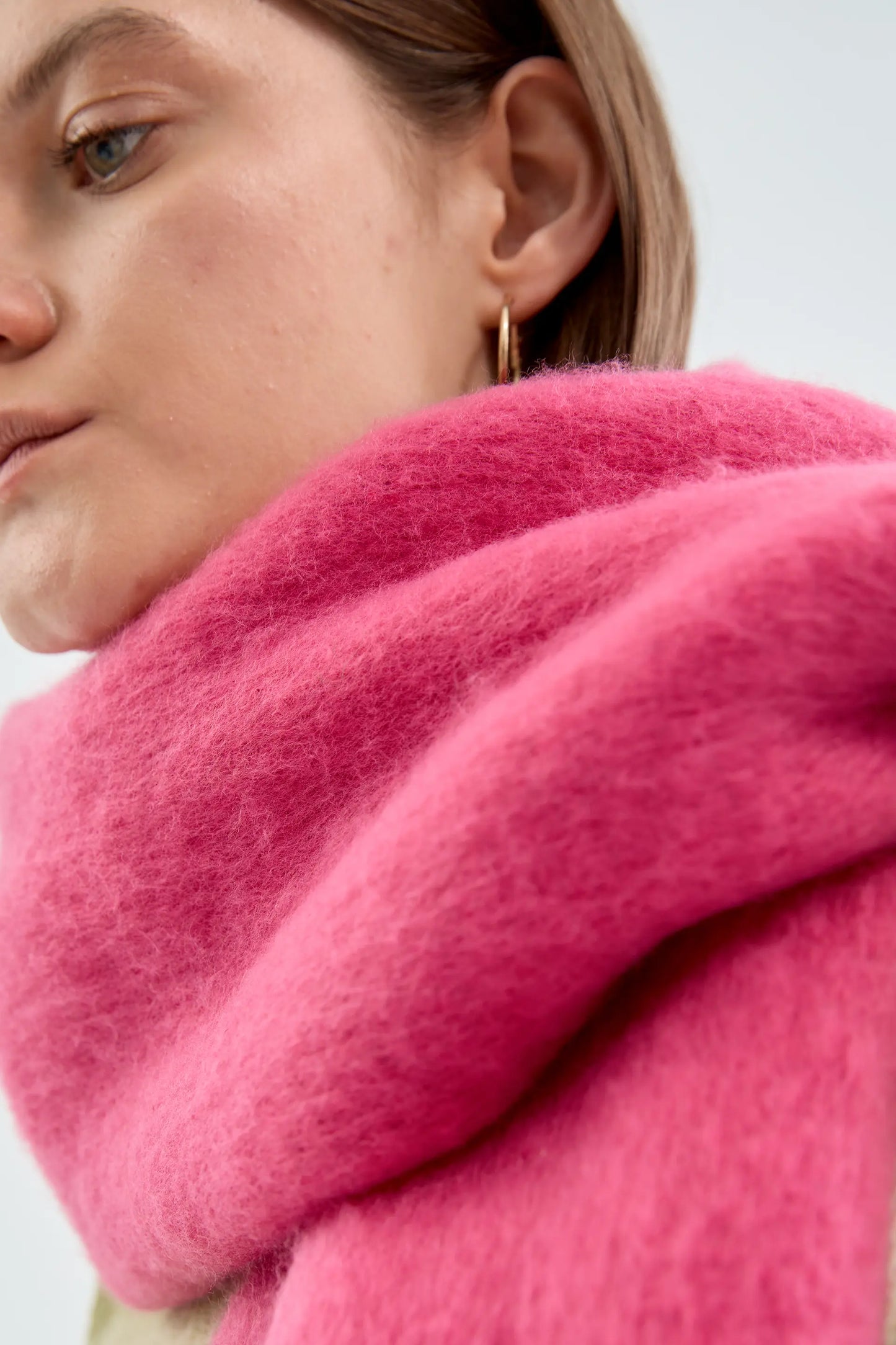 Knitted scarf with pink fringes