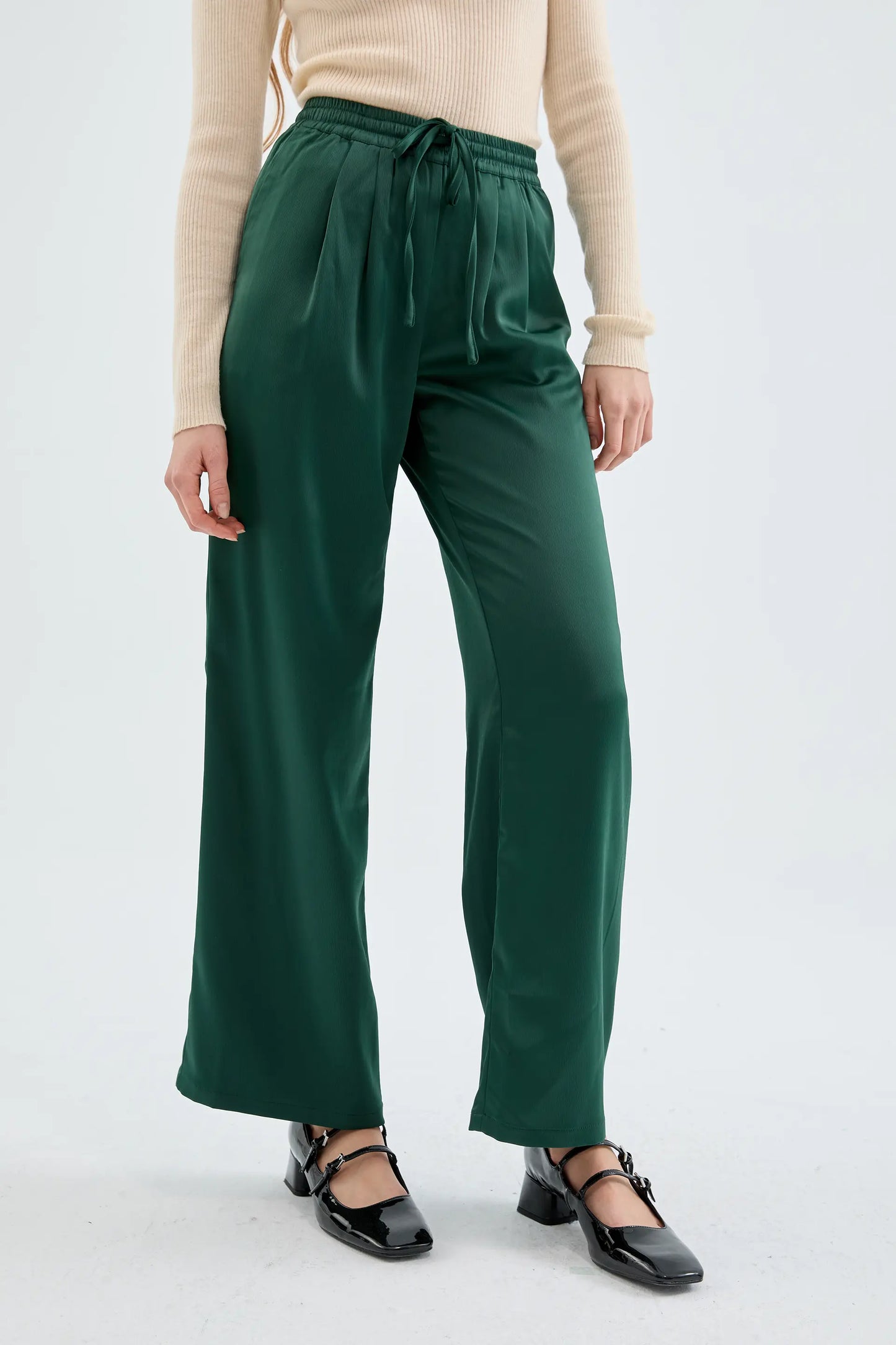 Pantalón satinado con cintura elástica verde