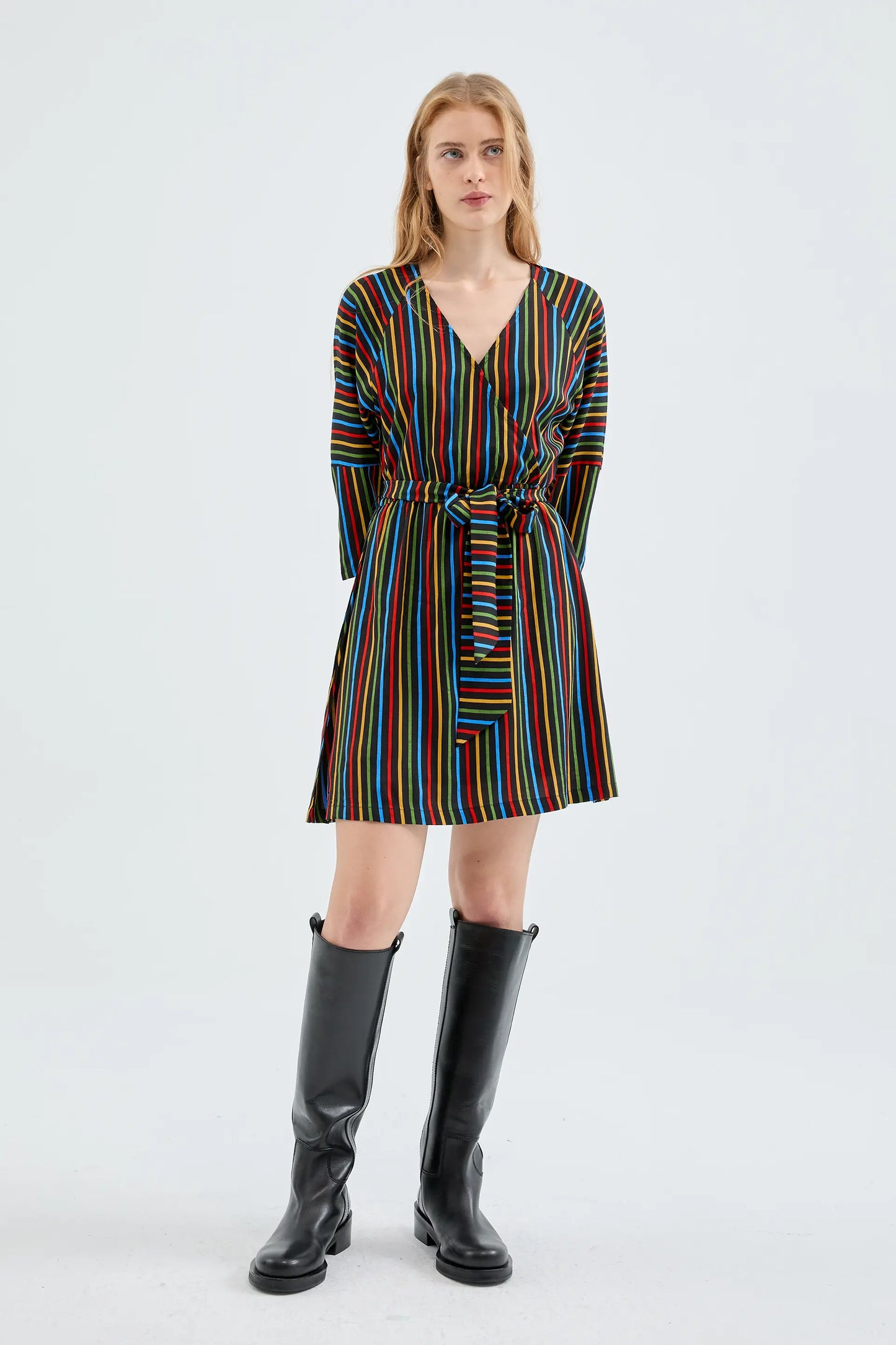 Vestido corto envolvente con estampado de rayas multicolor