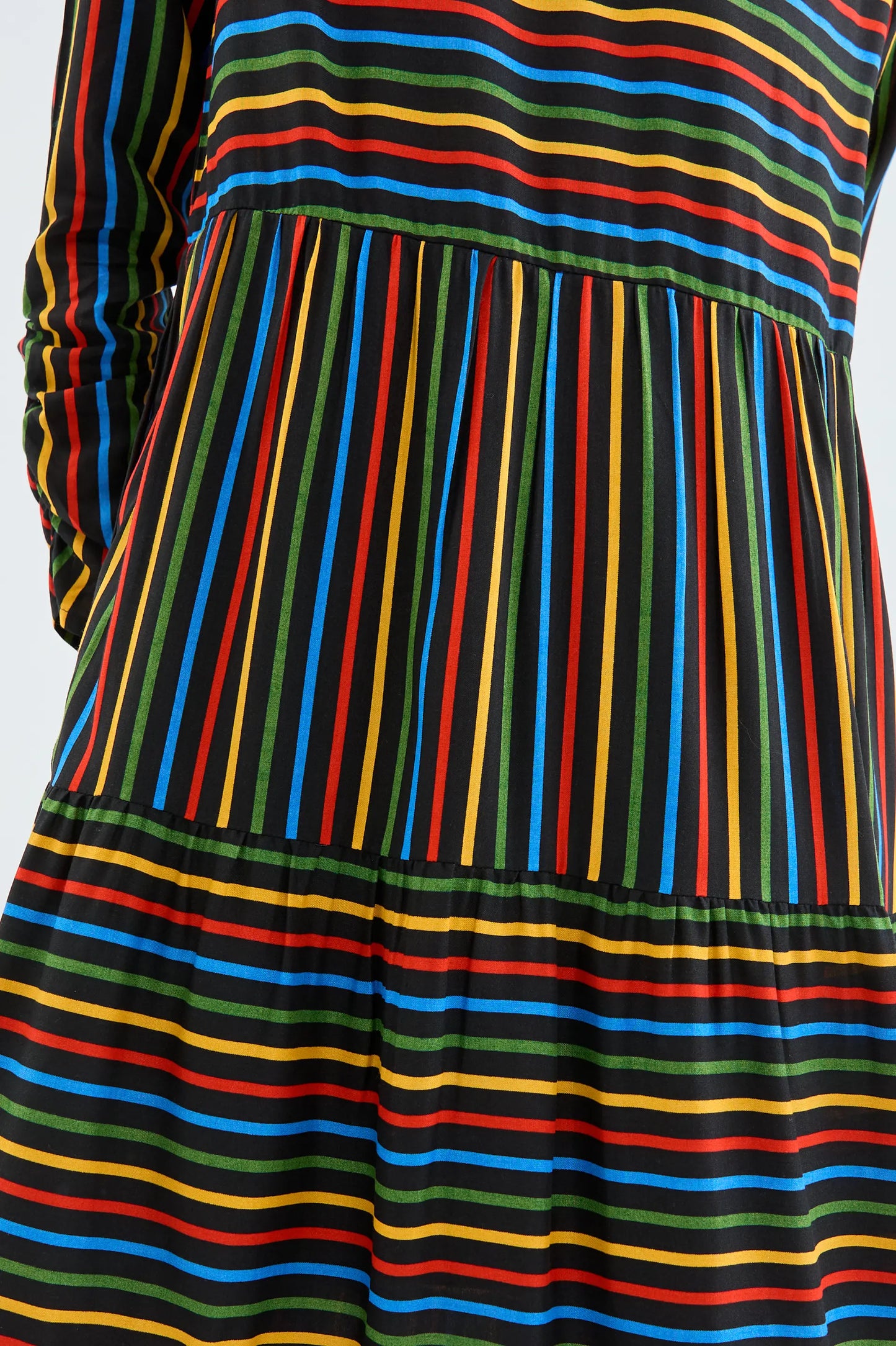Vestido midi con manga larga y estampado de rayas multicolor