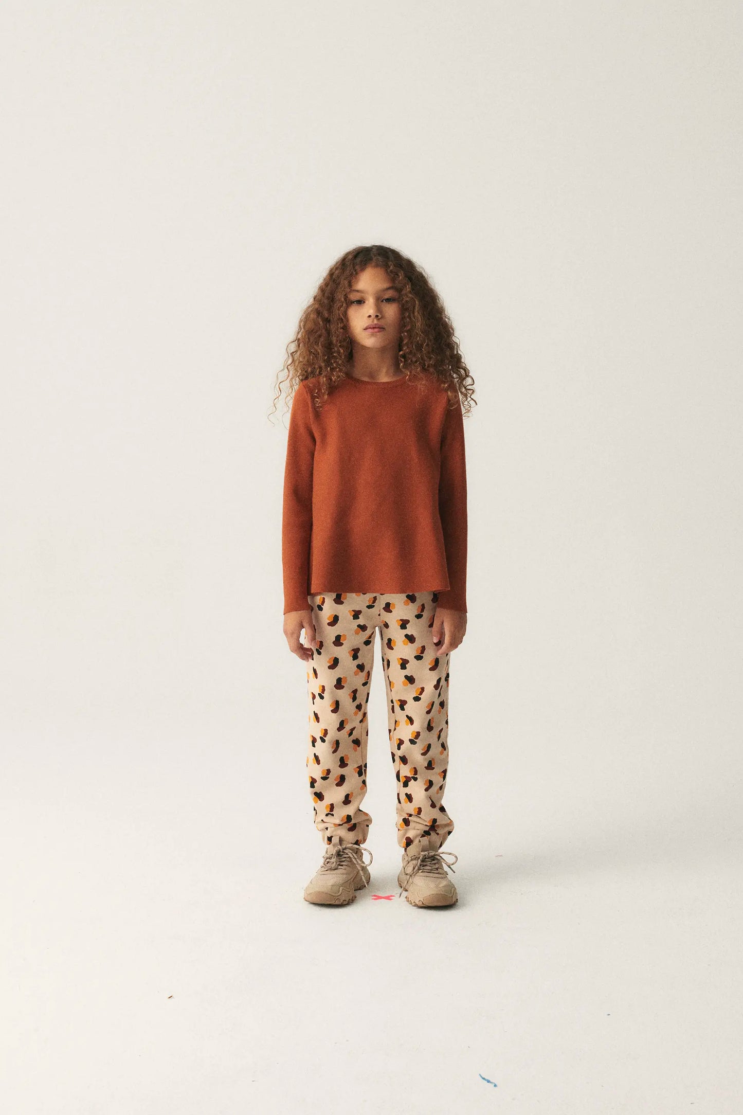 Maglione svasato in maglia marrone da bambina