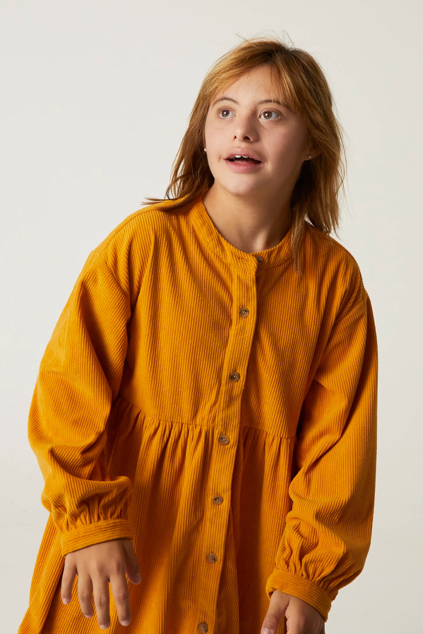 Vestido camisero de niña corto de pana amarillo