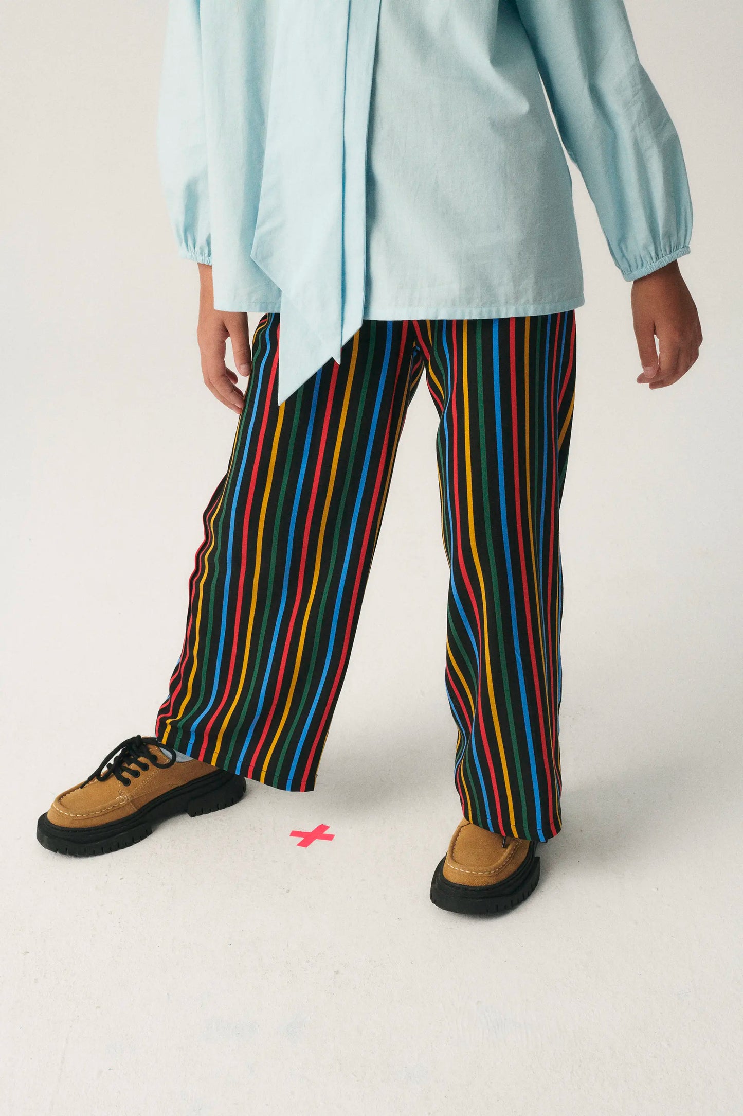 Pantalón de niña con estampado de rayas multicolor