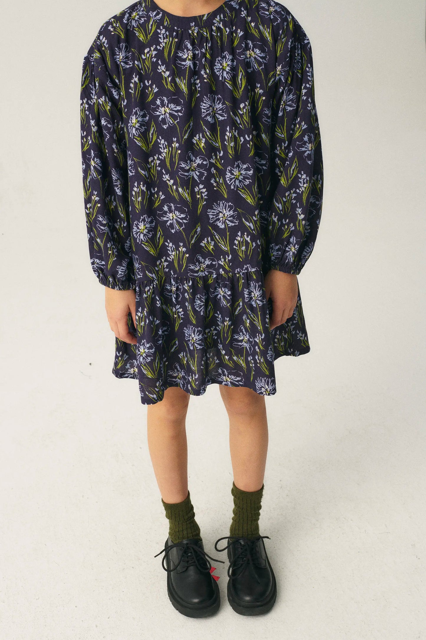 Vestido corto de niña en viscosa LENZING™ ECOVERO™ con estampado floral azul