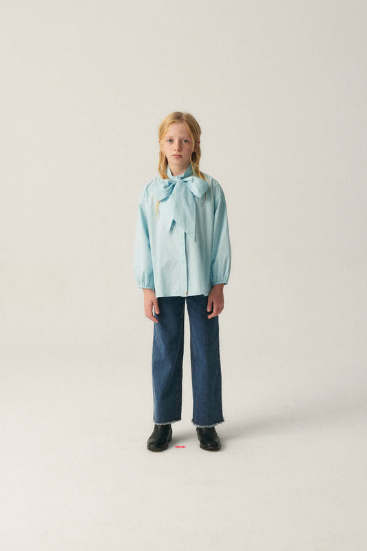 Camisa de niña oversize con lazada azul