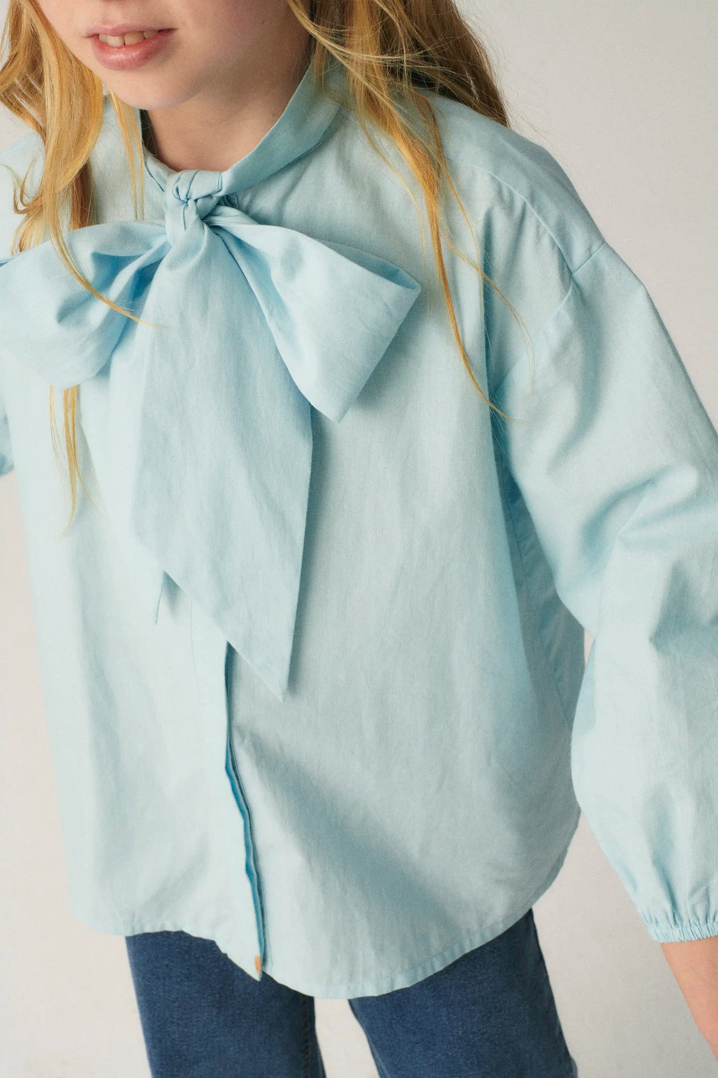 Camicia da bambina oversize con fiocco blu