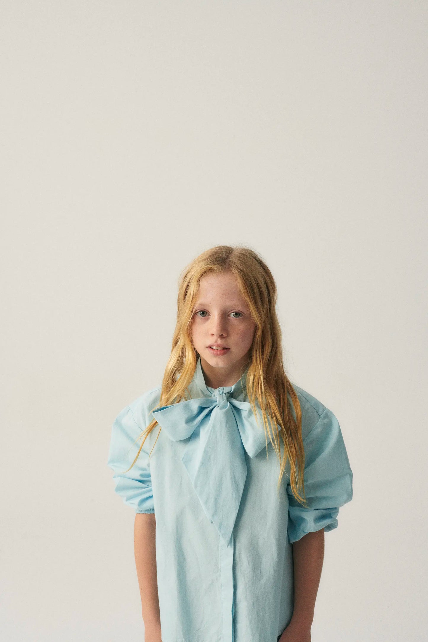 Camicia da bambina oversize con fiocco blu