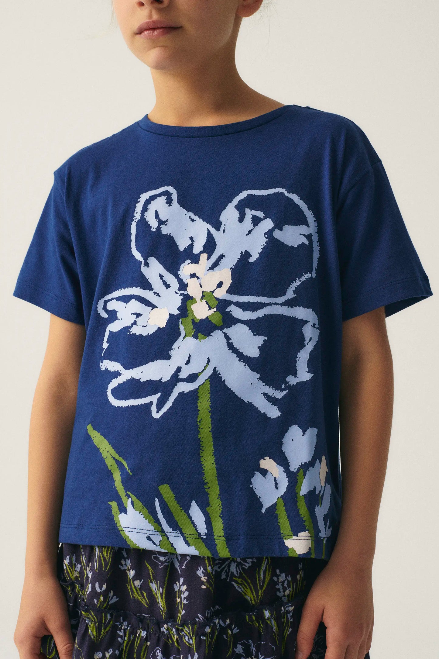 Camiseta unisex de algodón con gráfica floral azul