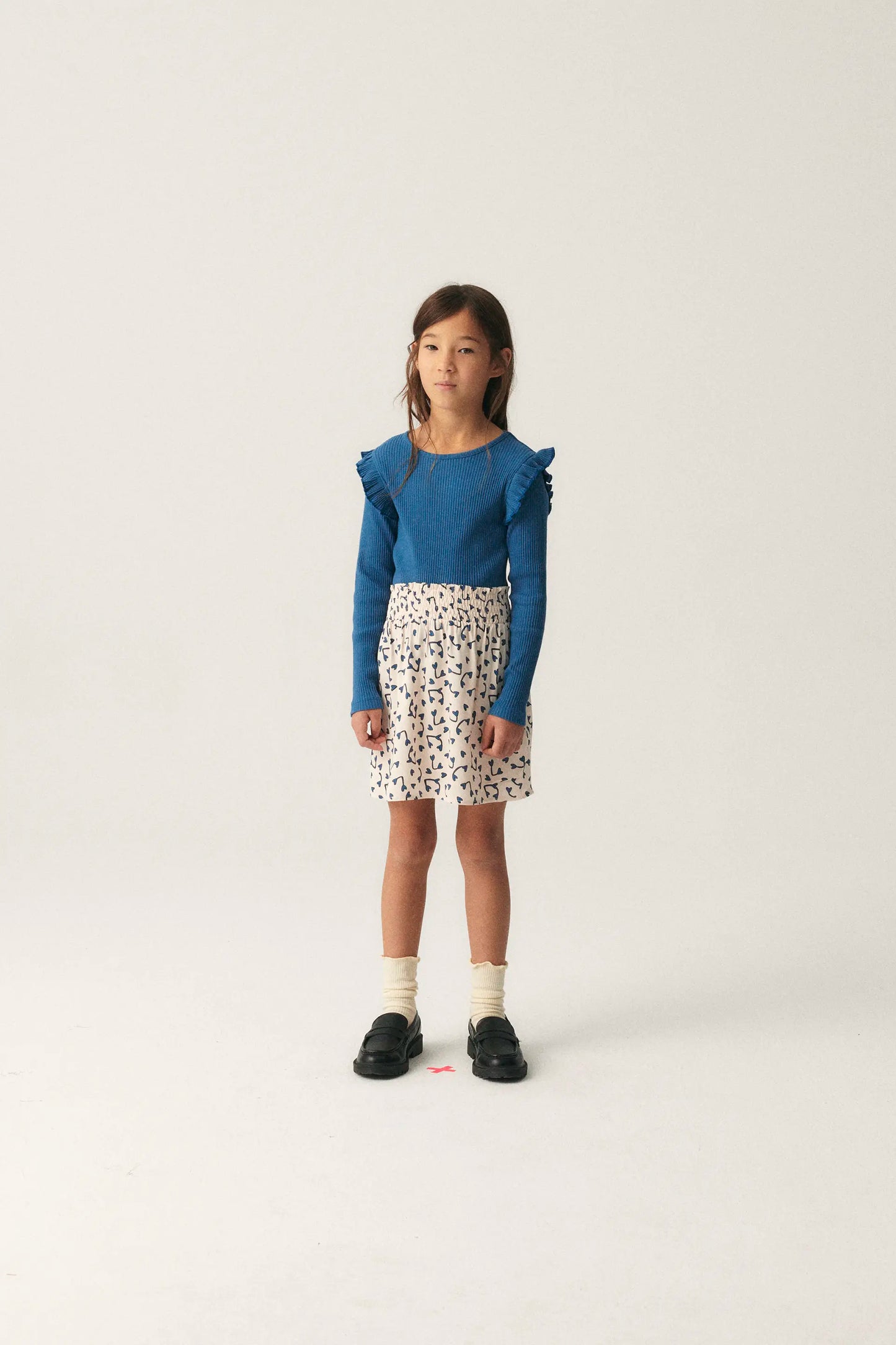 Top blu in maglia a coste da bambina