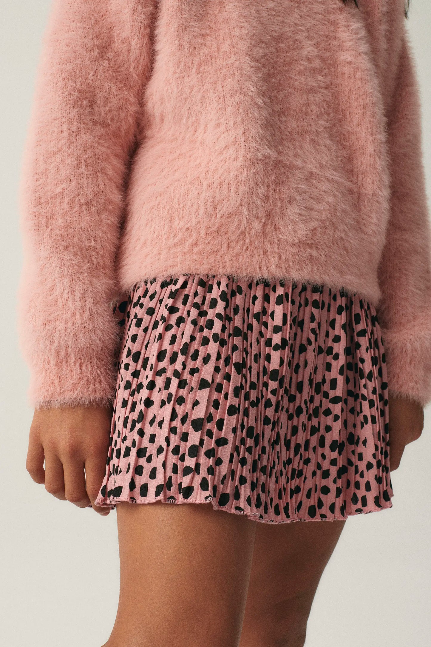 Falda corta de niña plisada con estampado de lunares rosa