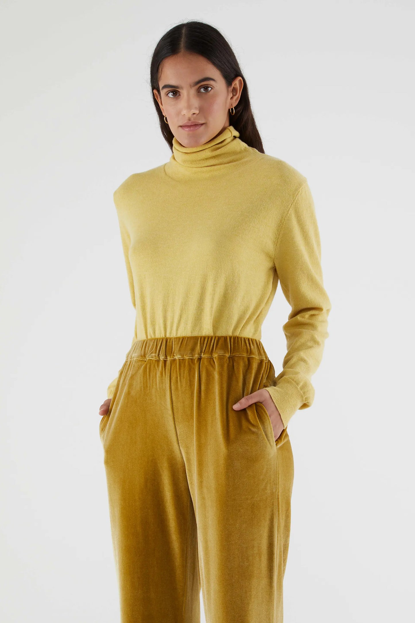 Jersey de punto fino con cuello alto amarillo