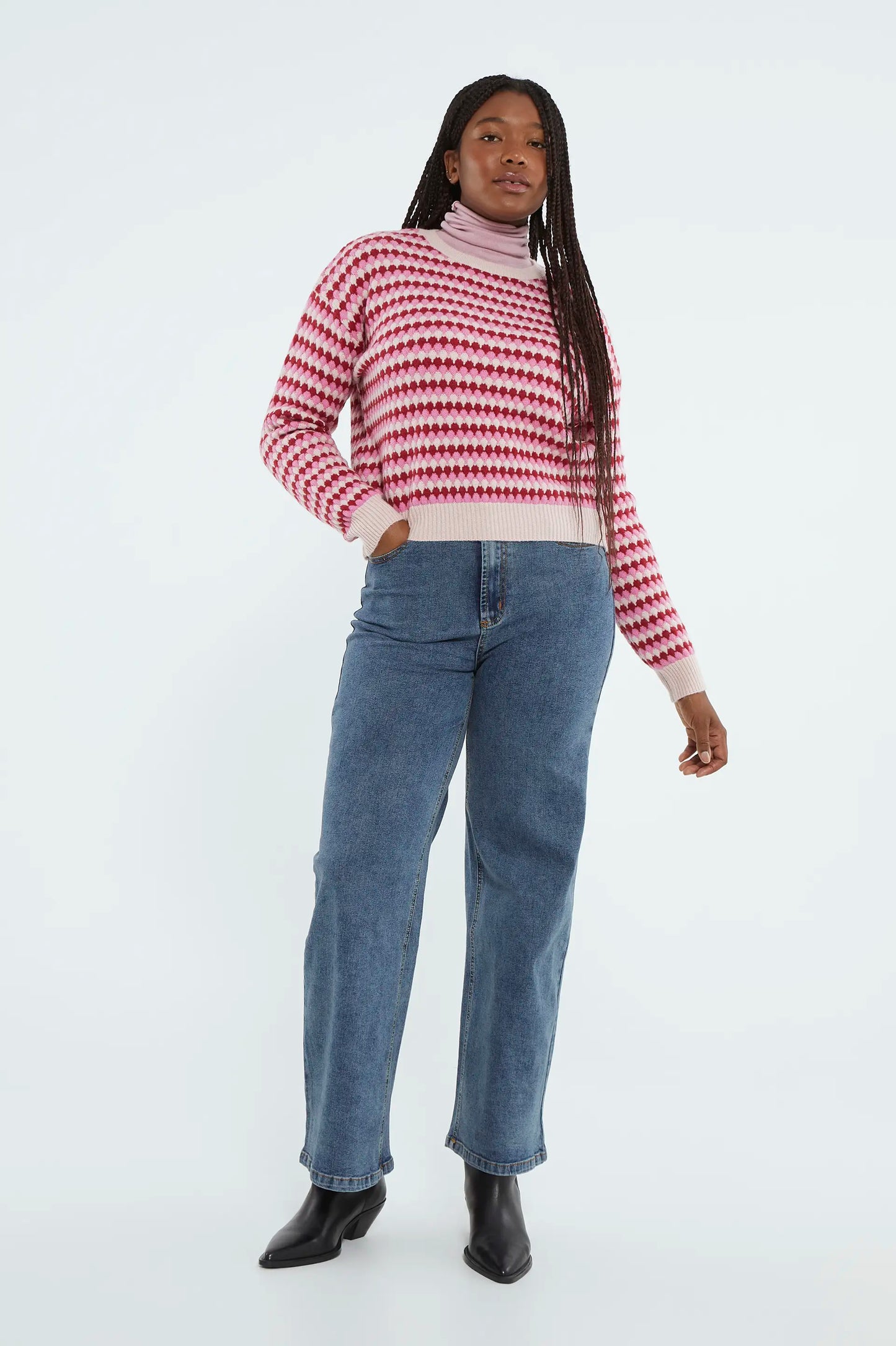 Cropped knitted sweater with pink structure