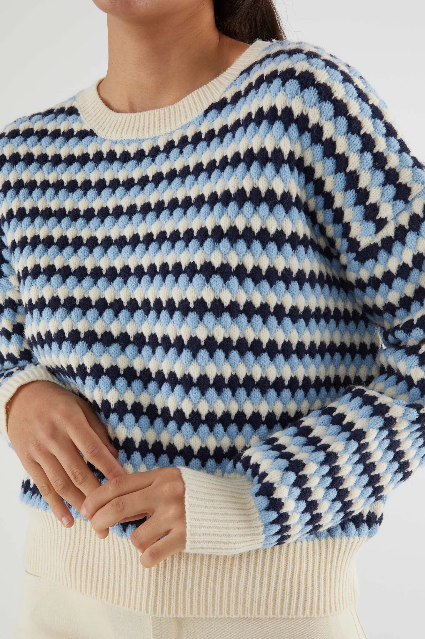 Cropped knitted sweater with blue structure