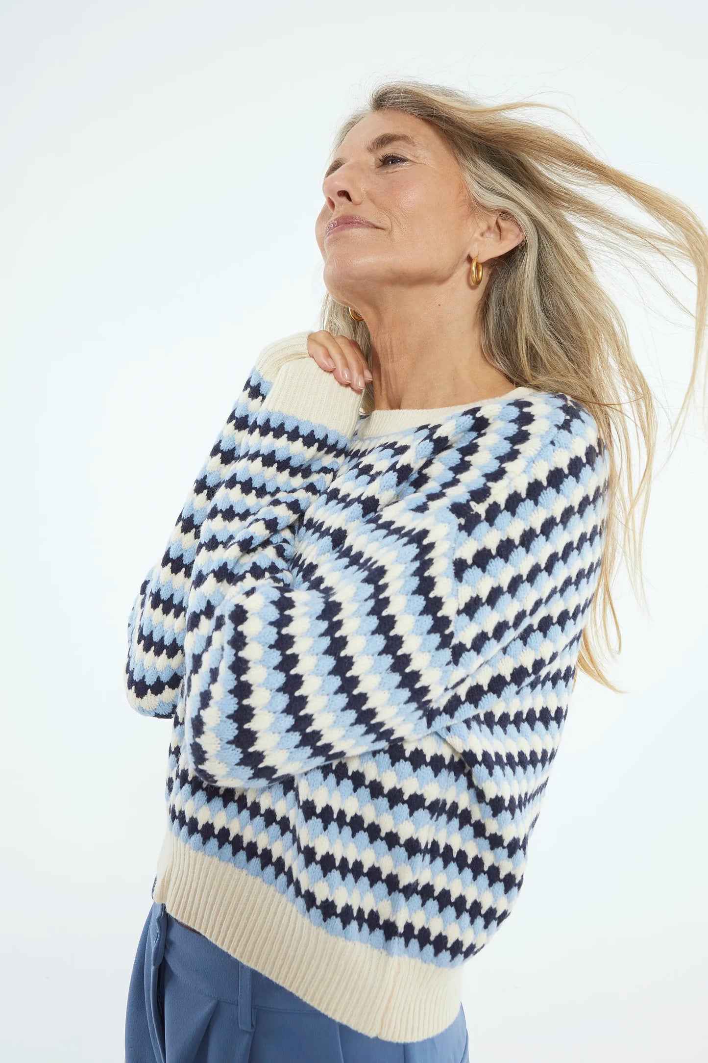 Cropped knitted sweater with blue structure