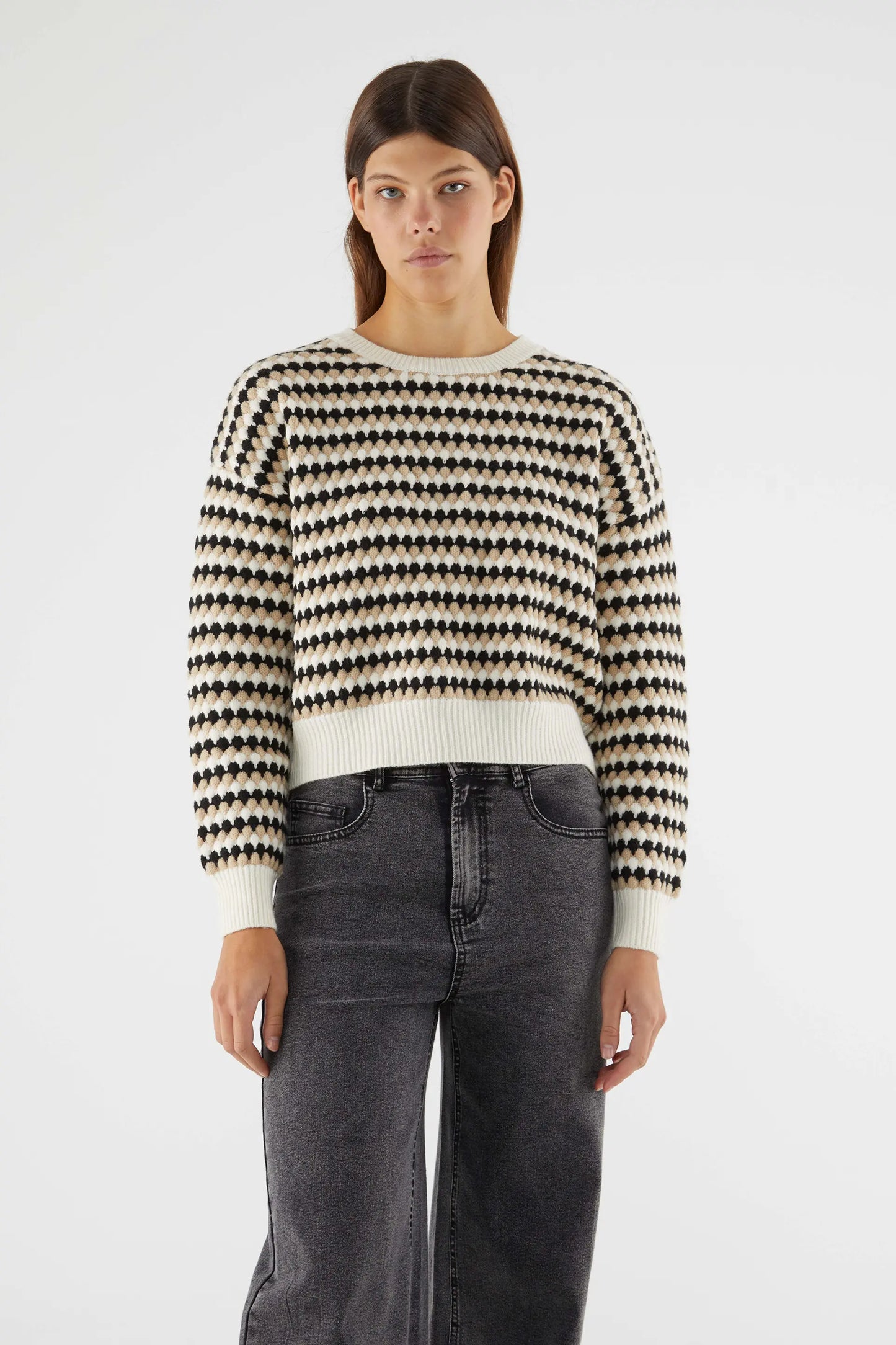 Cropped knitted sweater with black structure