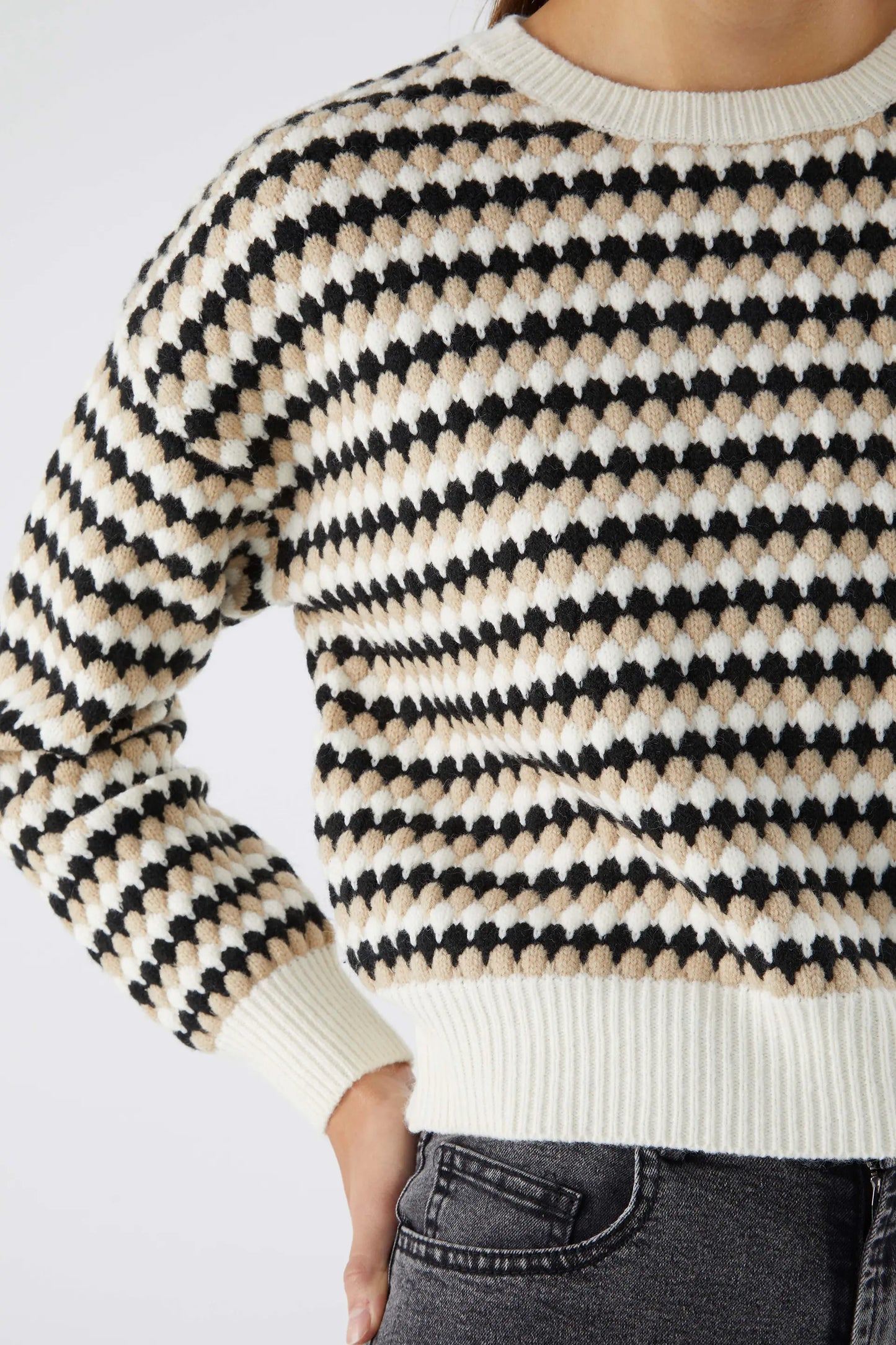 Cropped knitted sweater with black structure