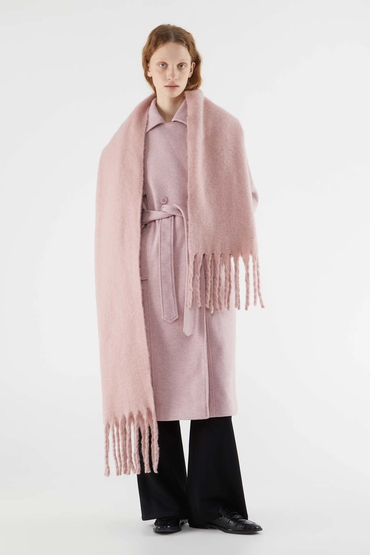 Long knitted scarf with pink fringes