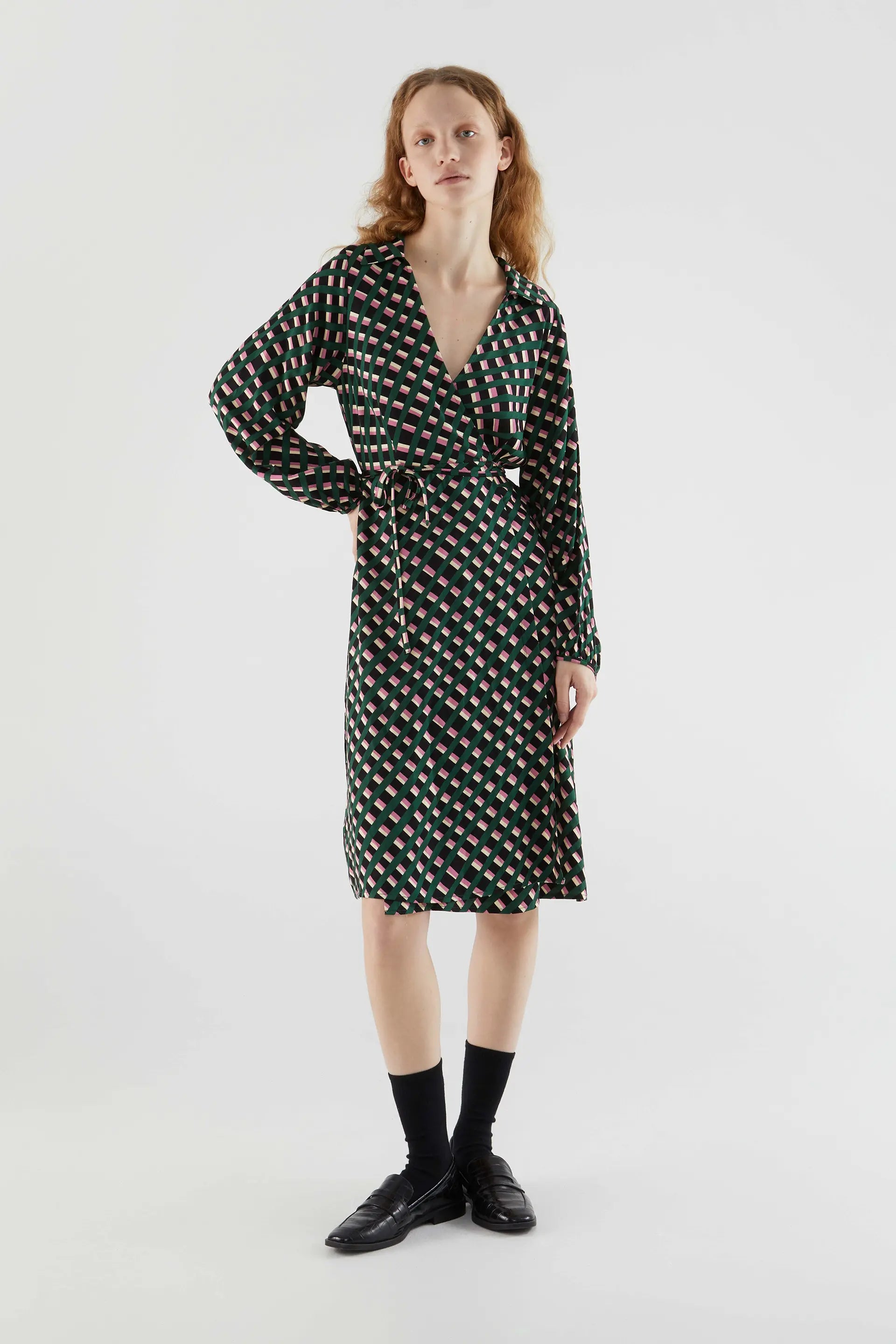 Vestido midi cruzado con estampado geom trico Compa a Fant stica