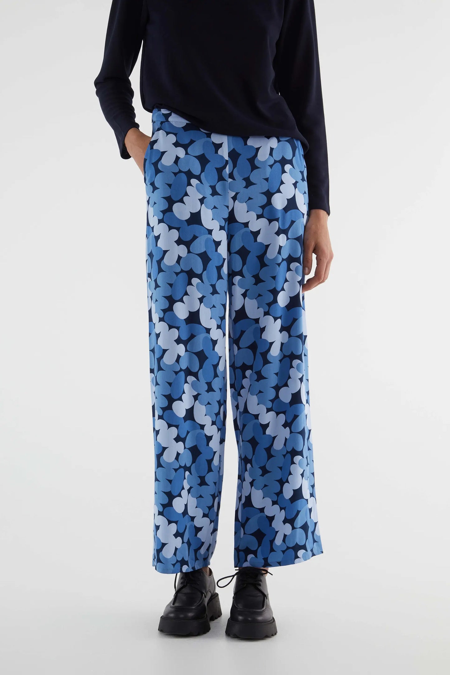 Pantalón largo recto con estampado abstracto azul