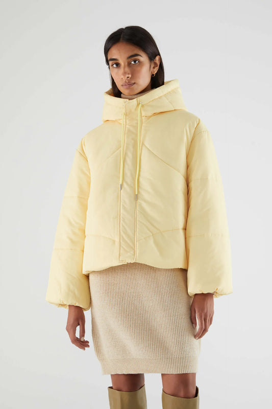 Abrigo plumífero con capucha amarillo