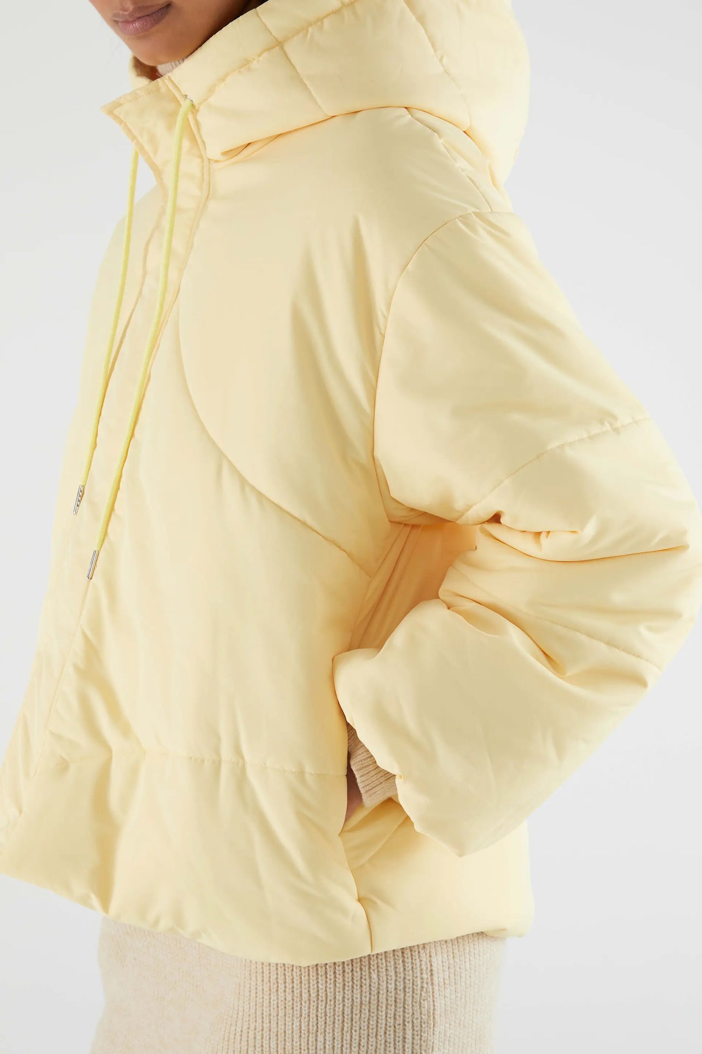 Abrigo plumífero con capucha amarillo
