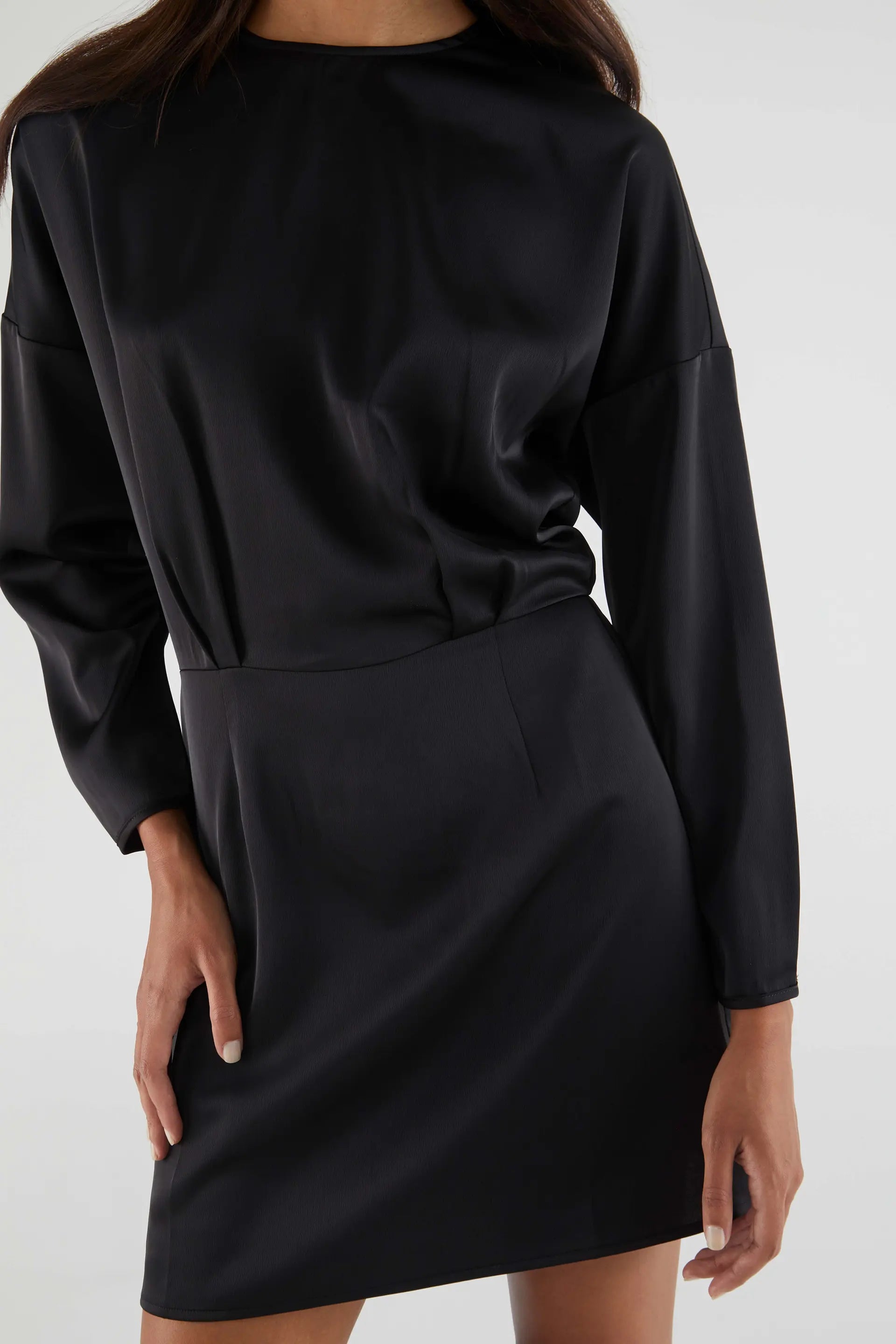 Short black satin dress with long sleeves - Compañía Fantástica