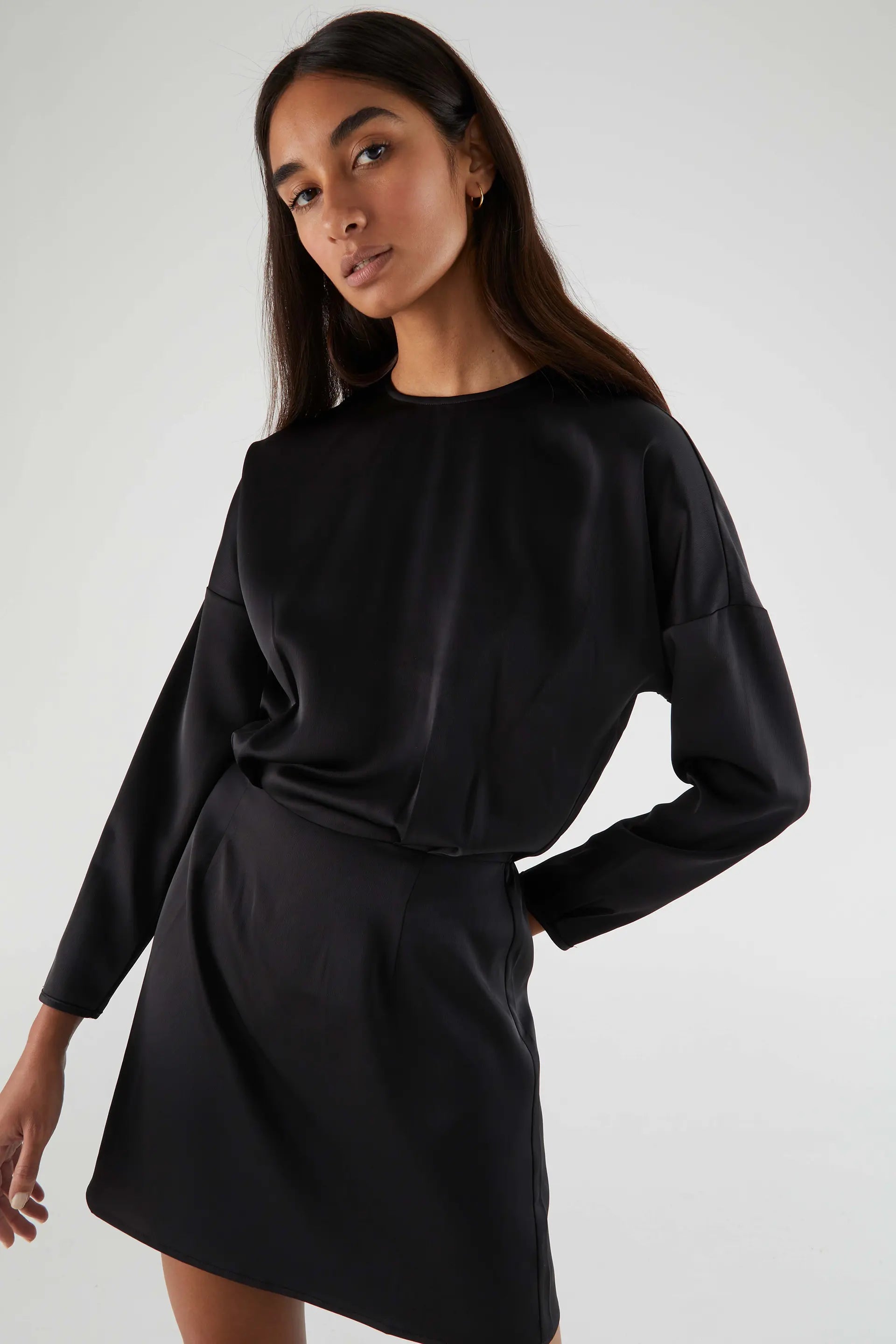 Vestido negro de manga larga corto hot sale