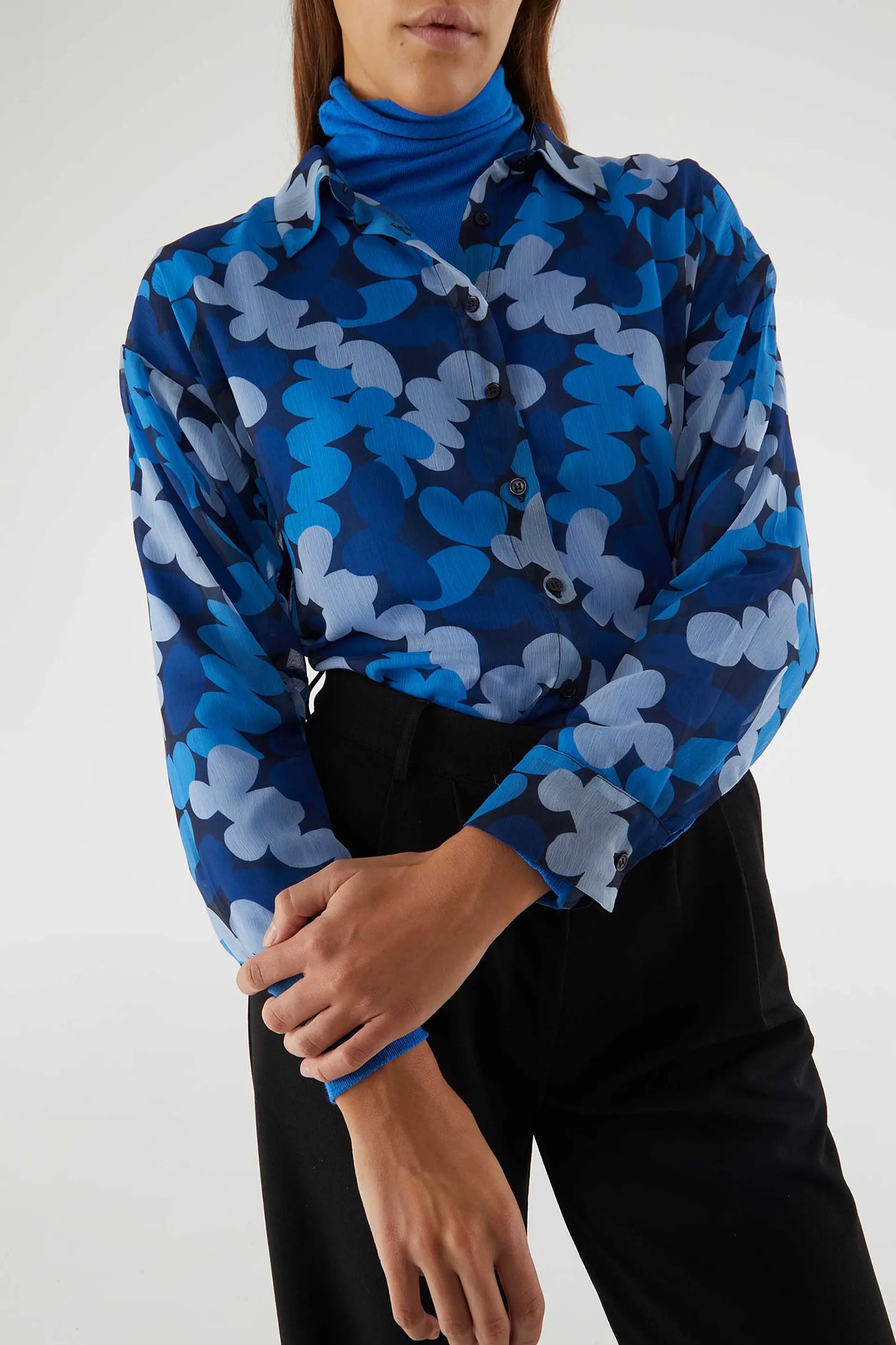 Camisa de manga larga con estampado abstracto azul
