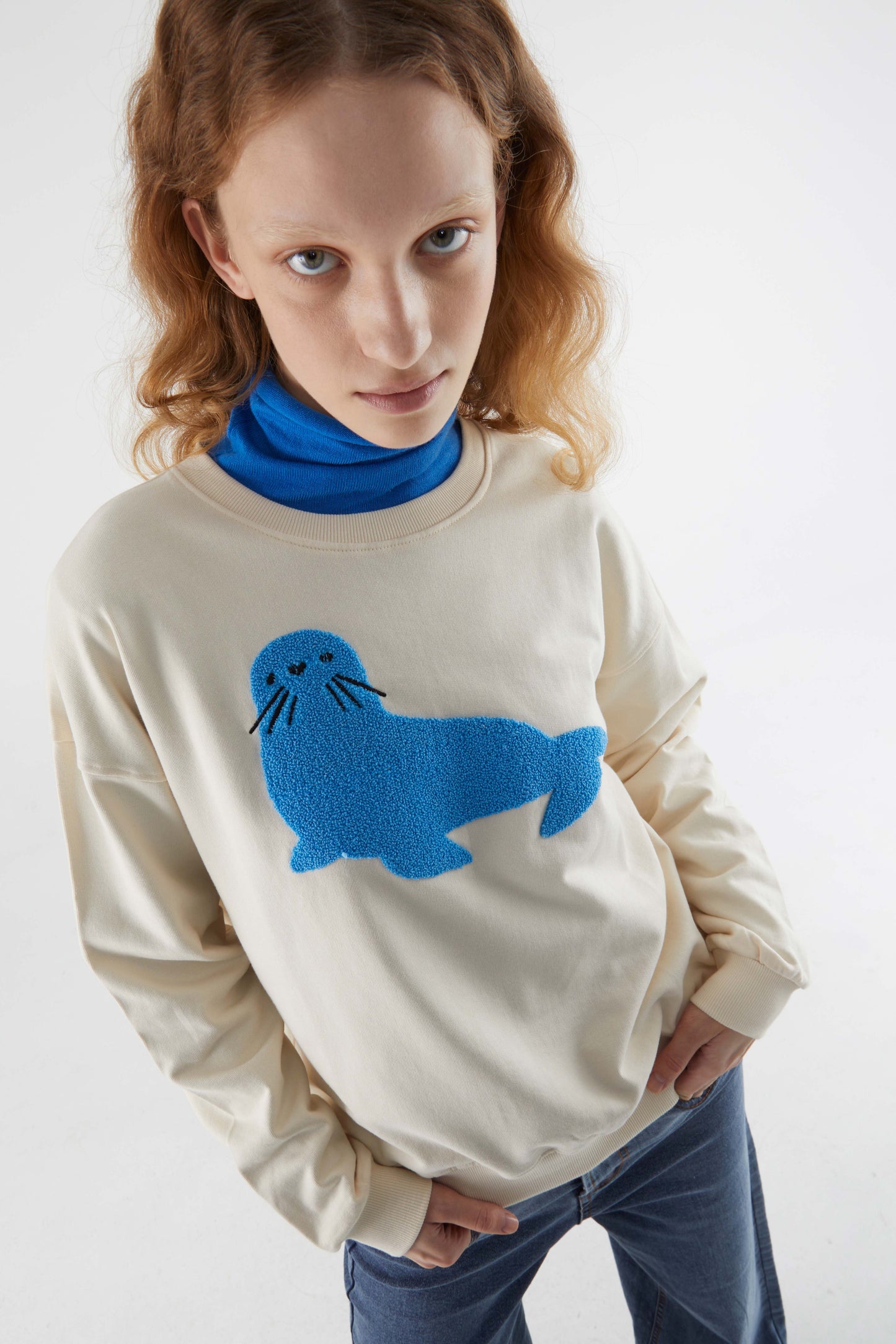 Cotton sweatshirt with seal graphic