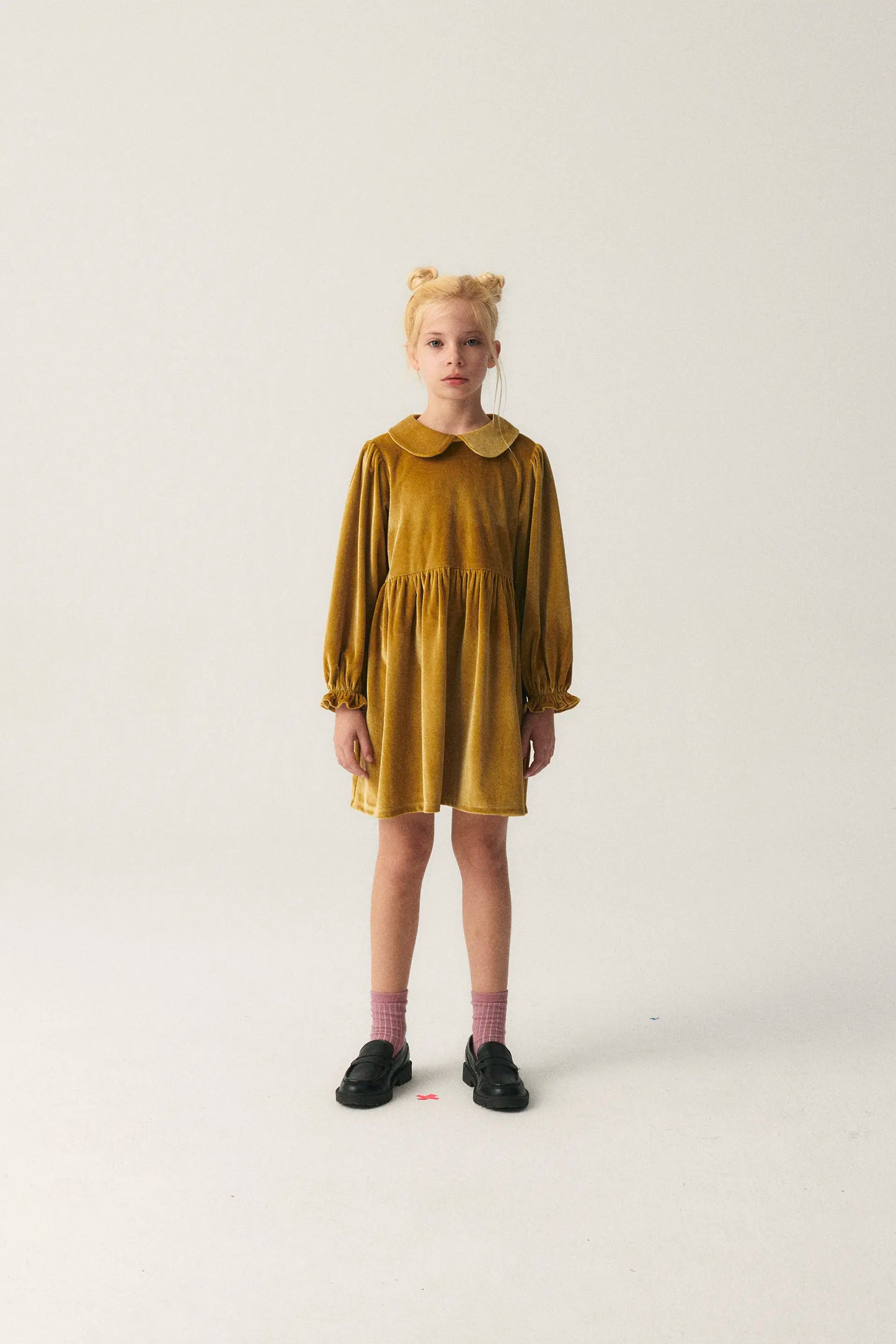 Vestido corto de niña en terciopelo amarillo