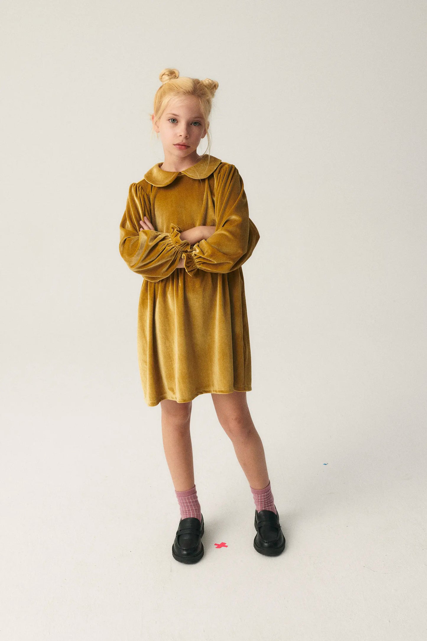 Vestido corto de niña en terciopelo amarillo
