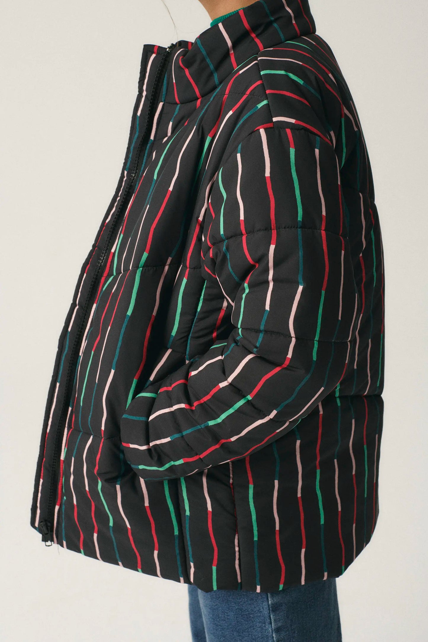 Abrigo unisex plumífero corto con estampado de rayas negro