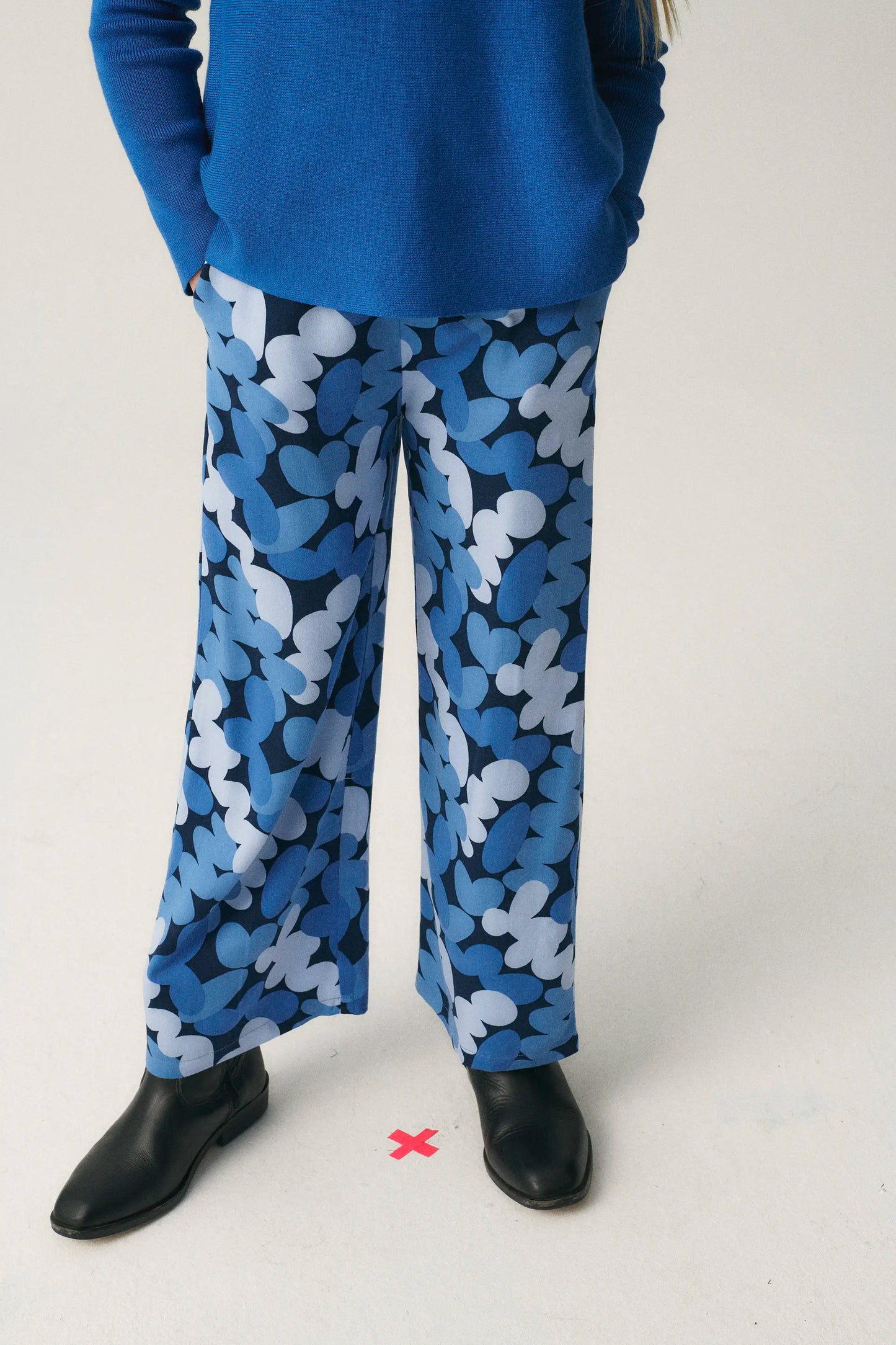 Pantalón largo unisex con estampado abstracto azul