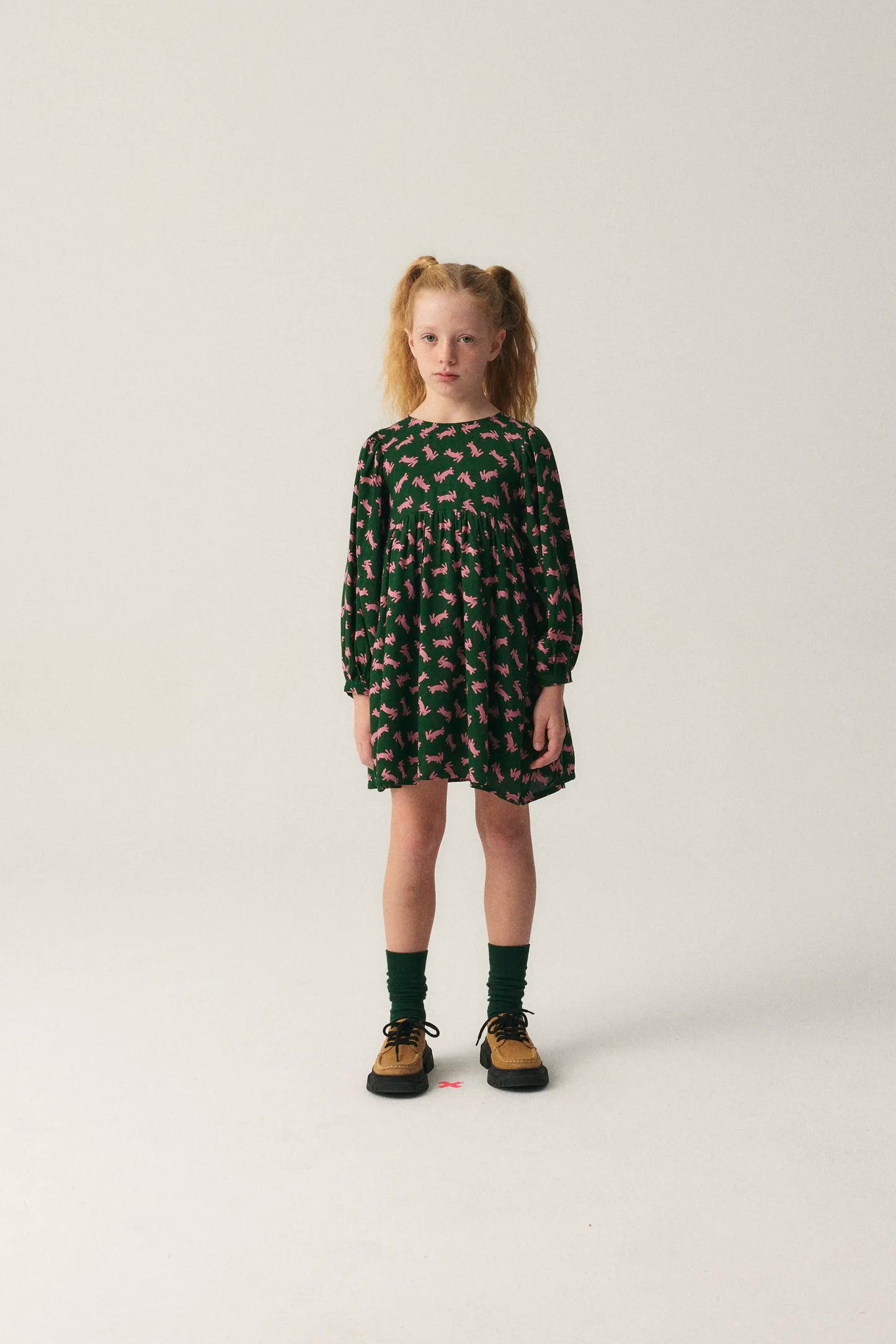 Vestido corto de niña con estampado de conejos