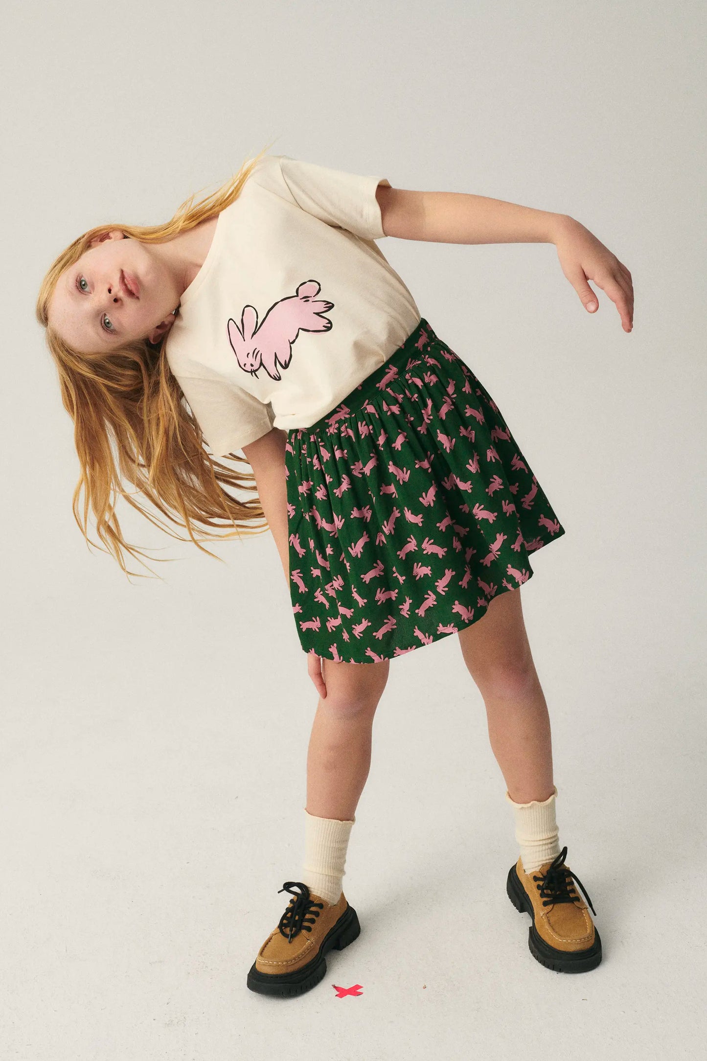 Falda corta de niña con estampado de conejos
