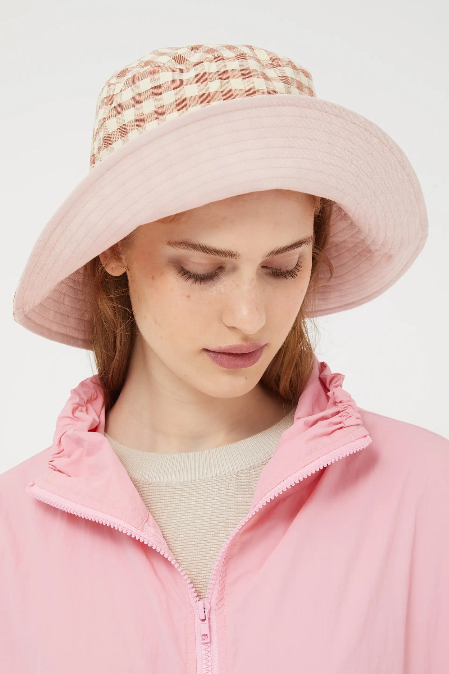 Cappello reversibile a quadretti rosa