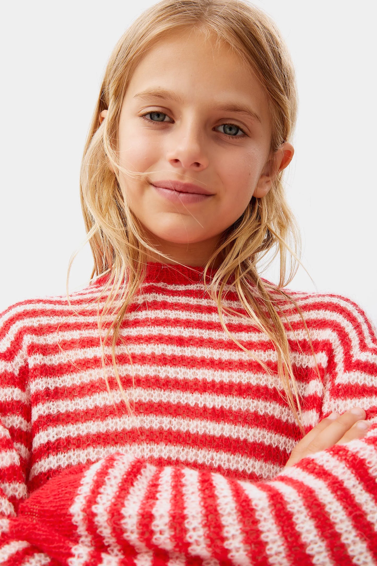 Maglione da bambina lavorato a trecce a righe rosse