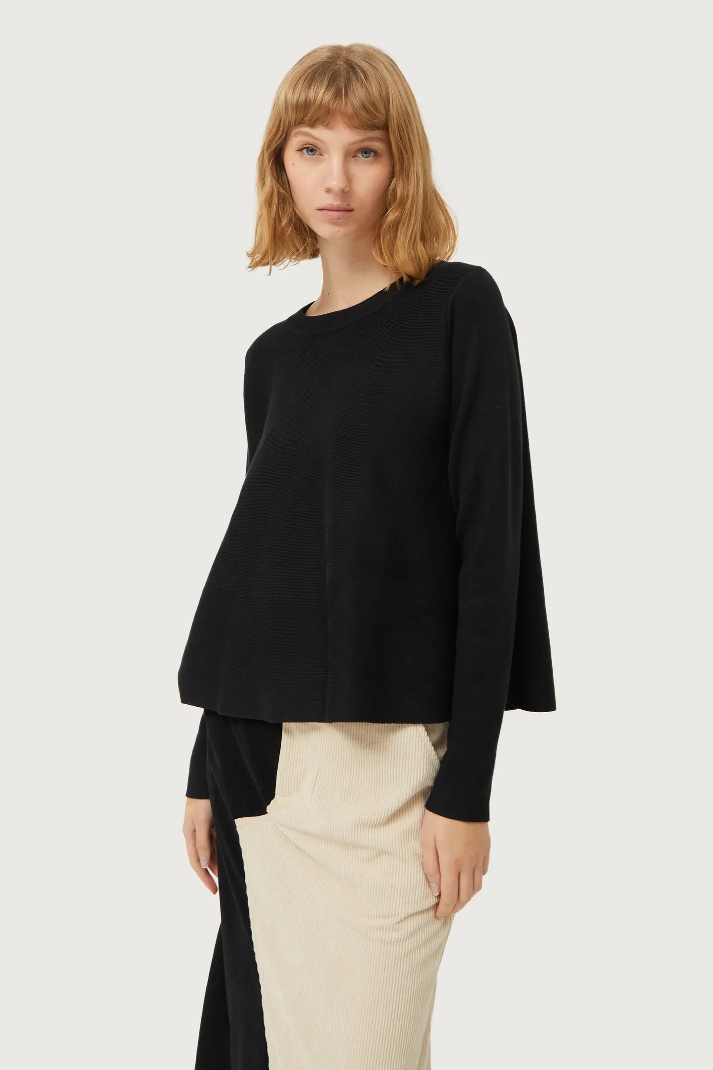 Maglione svasato nero in maglia