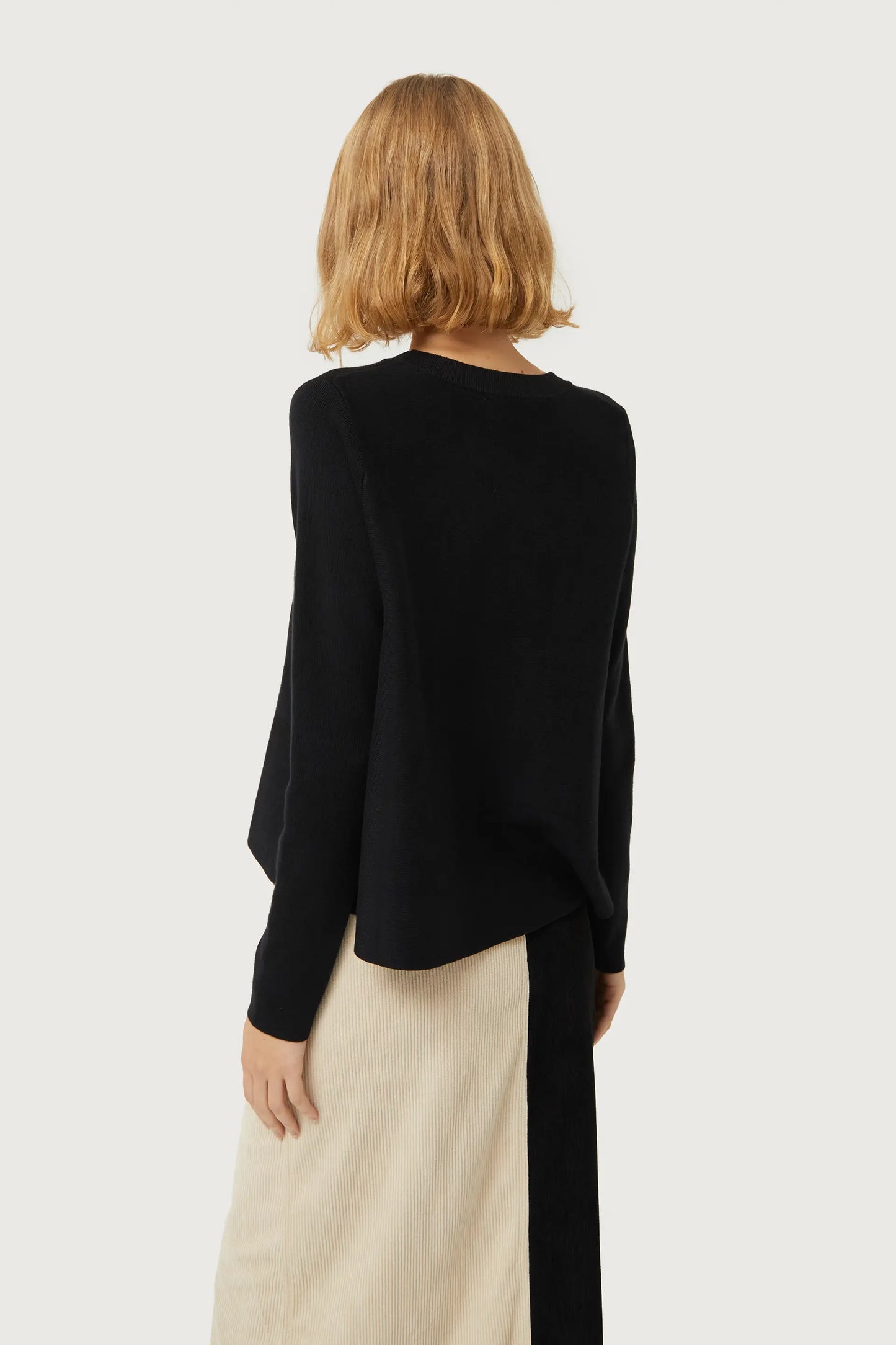 Maglione svasato nero in maglia