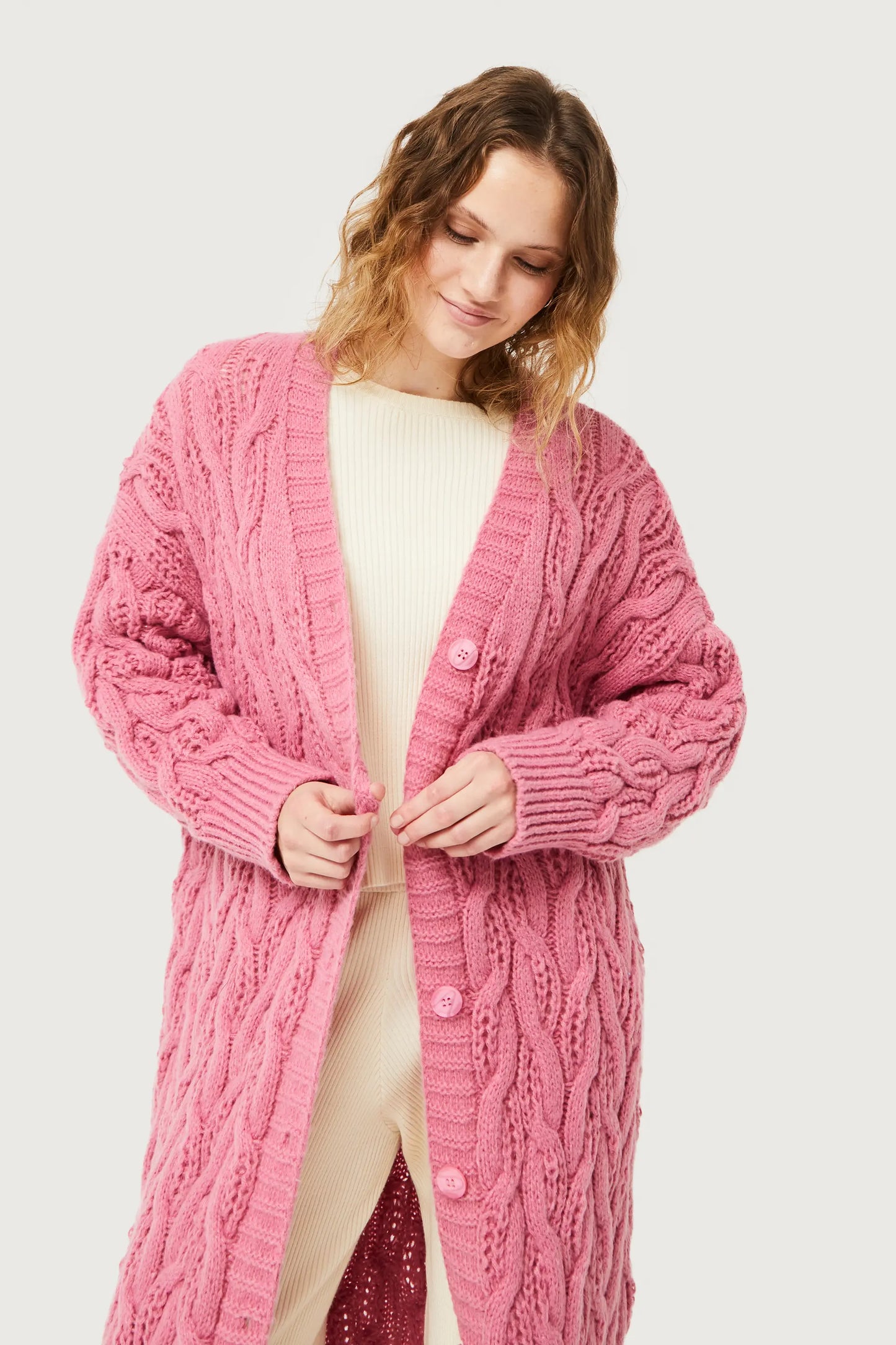 Cardigan lungo in maglia a trecce rosa